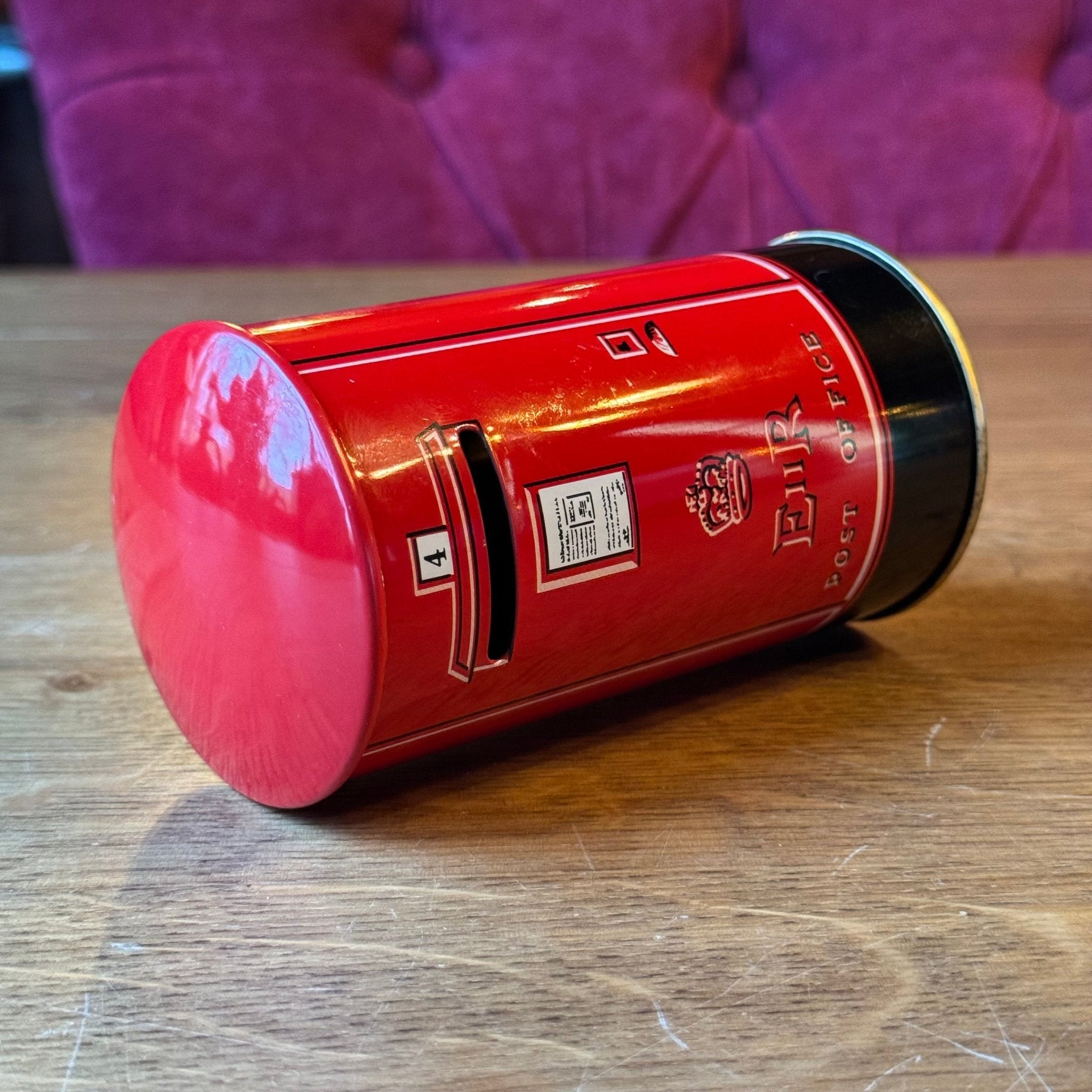 Vintage metalen spaarblik – Britse brievenbus met kattenillustratie - The Collectionist