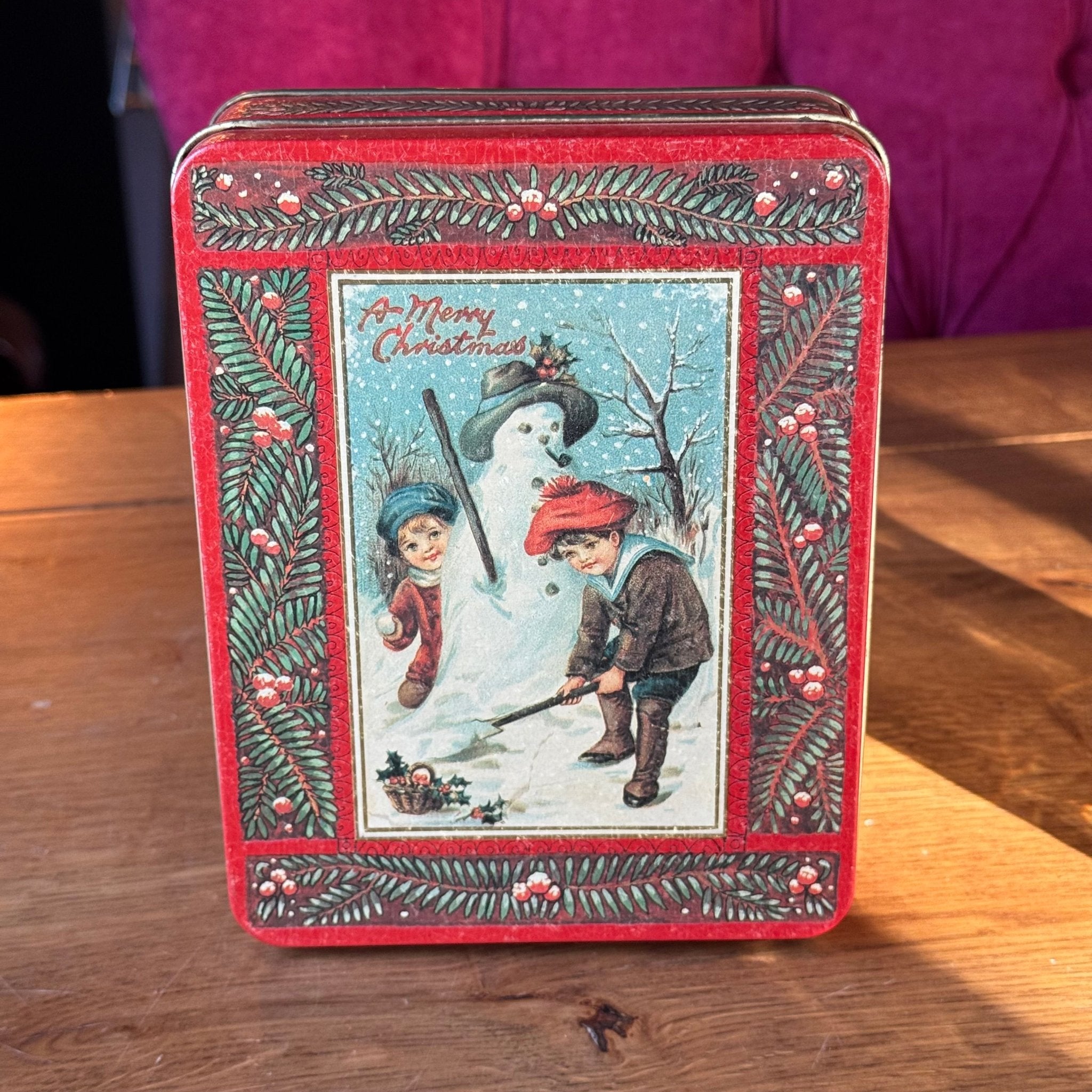 Vintage Nobis Printen Kerstblik – Retro Christmas Tin met Kinderen & Sneeuwpop (jaren ’90) - The Collectionist