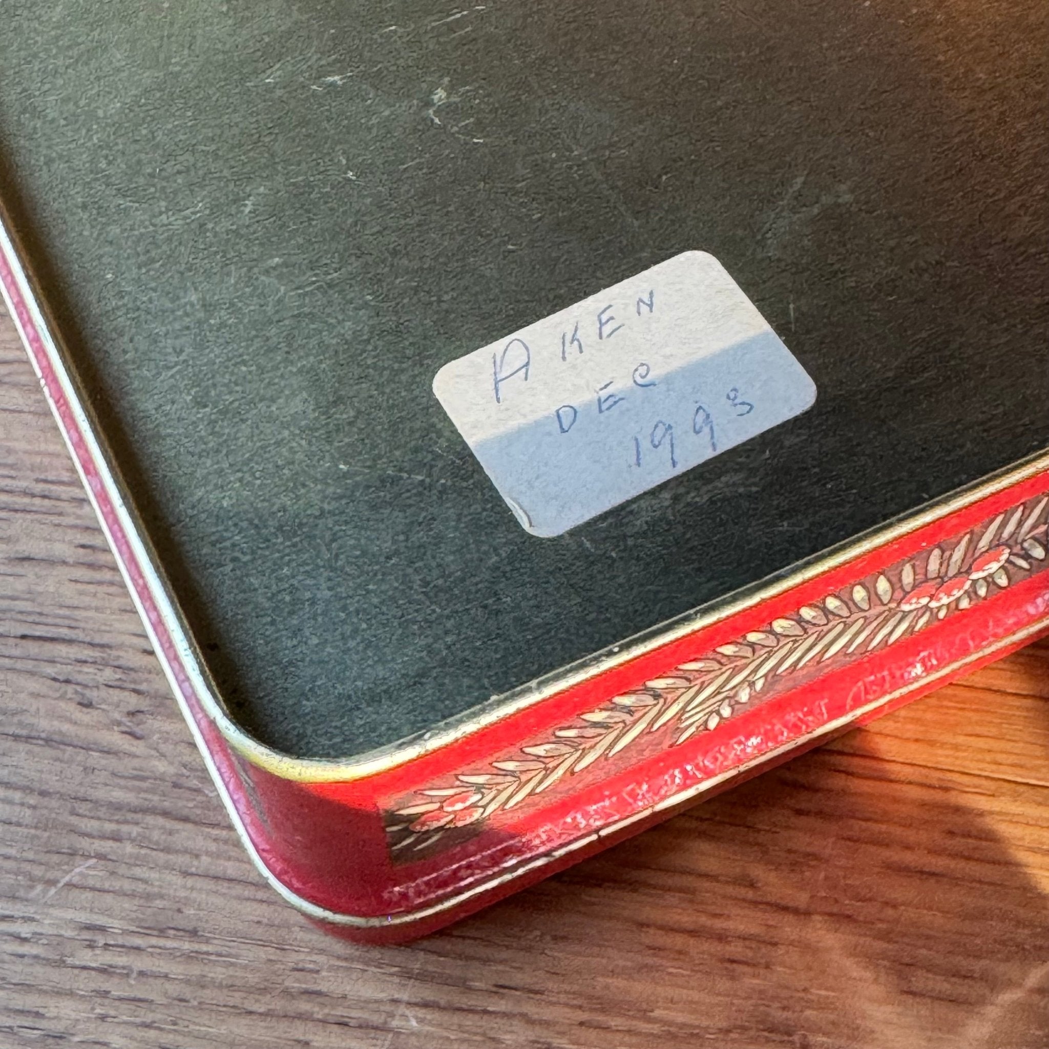 Vintage Nobis Printen Kerstblik – Retro Christmas Tin met Kinderen & Sneeuwpop (jaren ’90) - The Collectionist