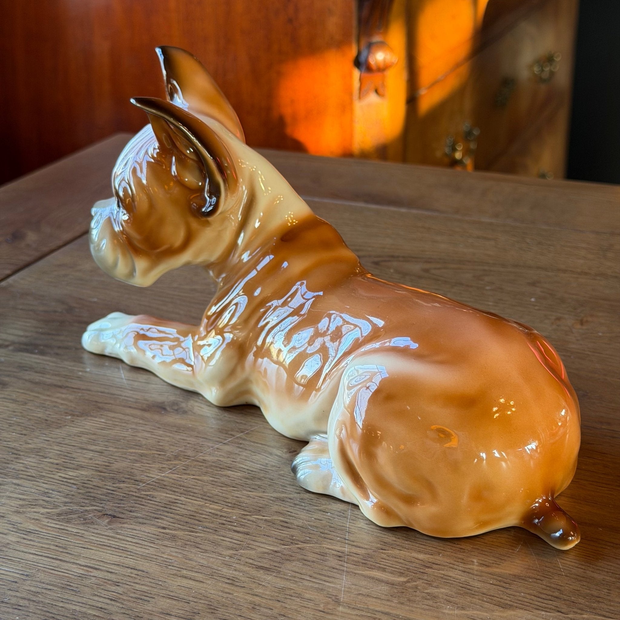 Vintage Porseleinen Hond – Liggende Boxer Figurine (26 cm) - The Collectionist