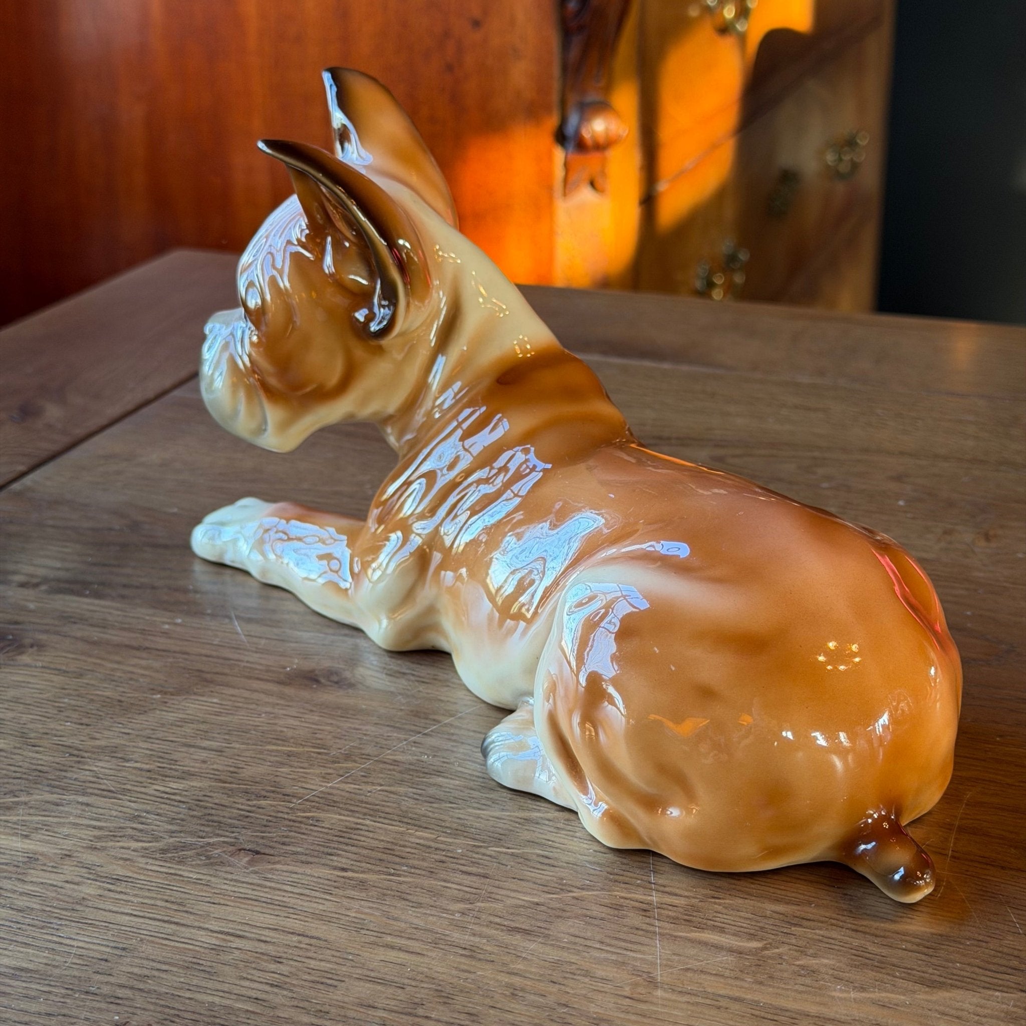 Vintage Porseleinen Hond – Liggende Boxer Figurine (26 cm) - The Collectionist