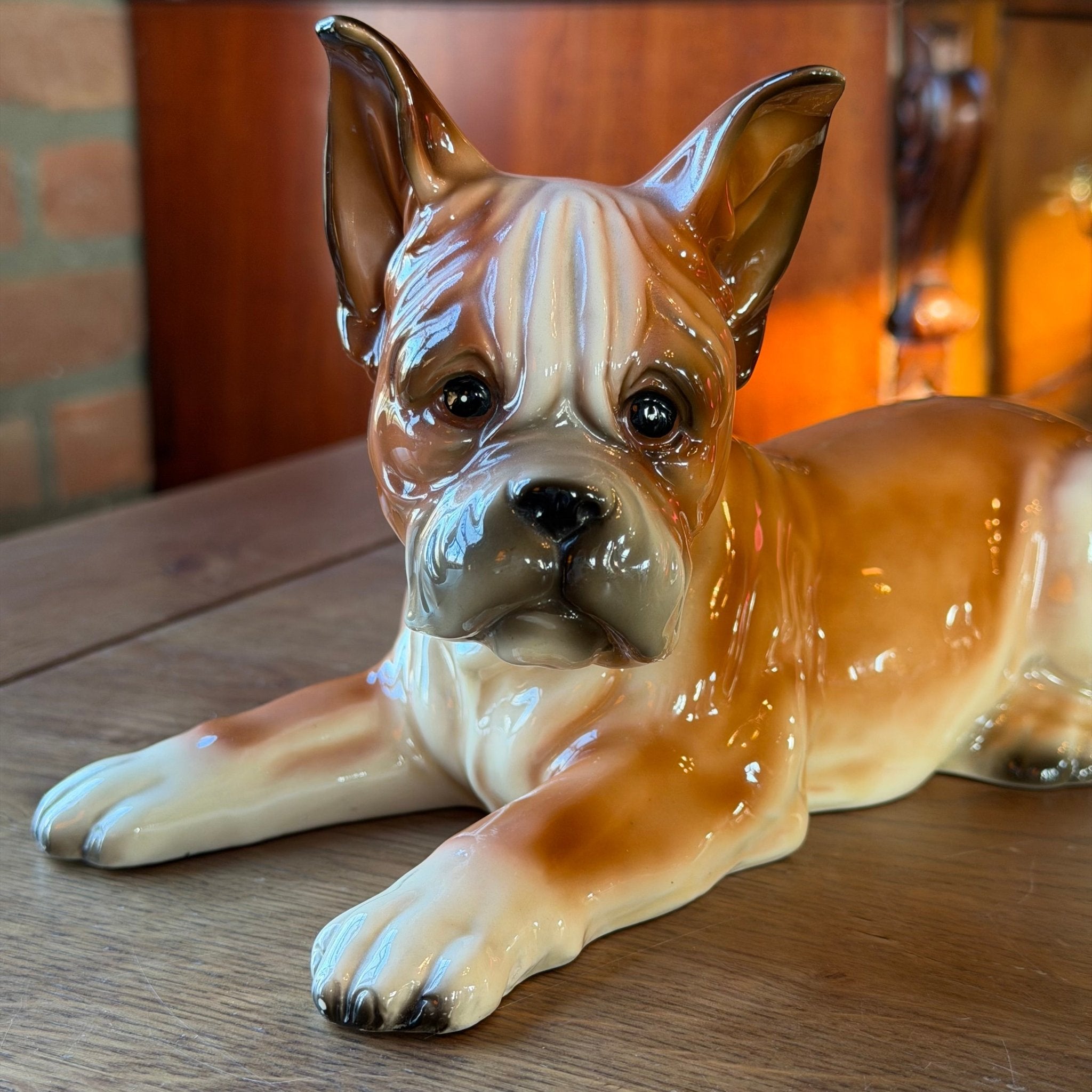 Vintage Porseleinen Hond – Liggende Boxer Figurine (26 cm) - The Collectionist