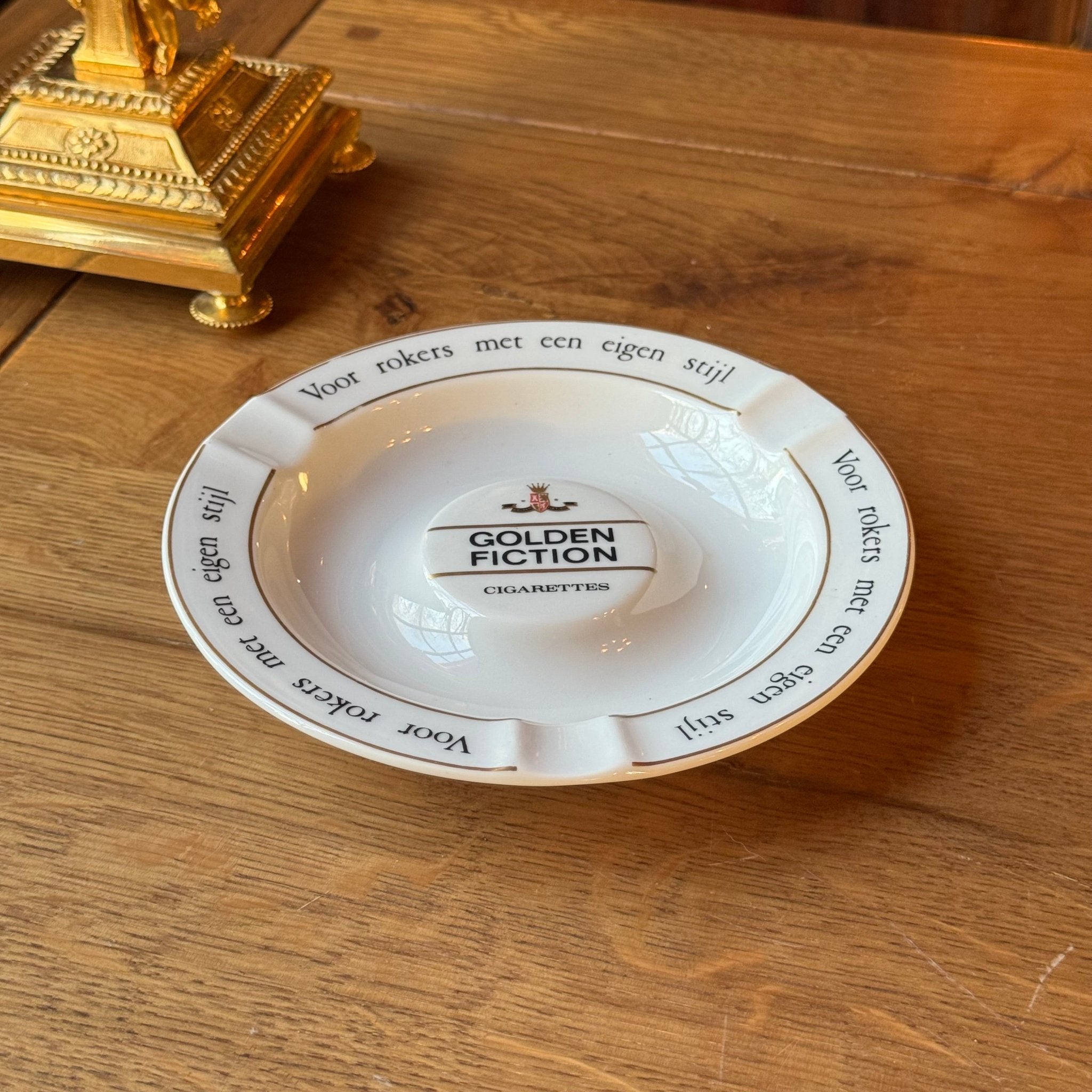 Vintage porseleinen reclame - asbak – Golden Fiction Cigarettes – “Voor rokers met een eigen stijl” - The Collectionist