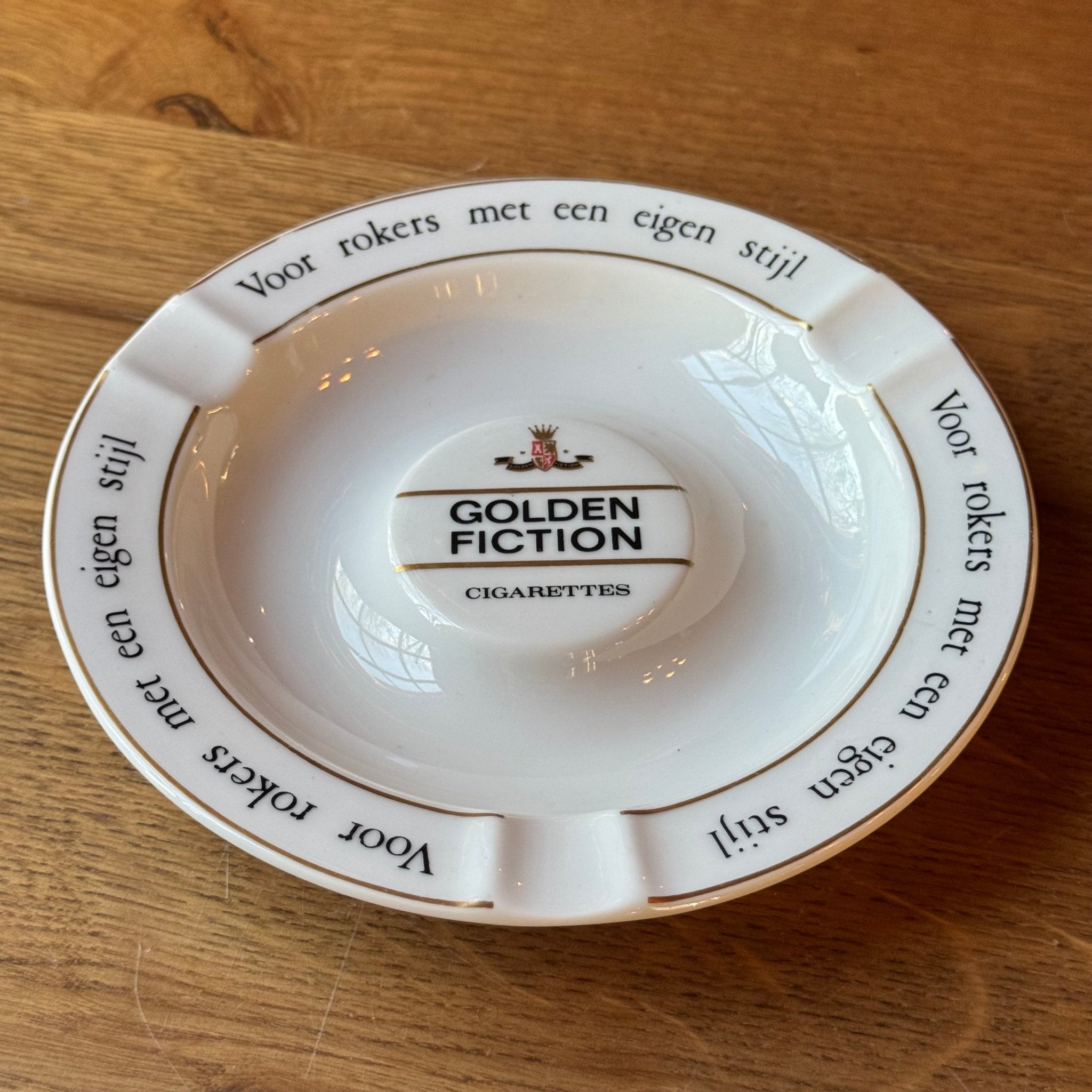 Vintage porseleinen reclame - asbak – Golden Fiction Cigarettes – “Voor rokers met een eigen stijl” - The Collectionist