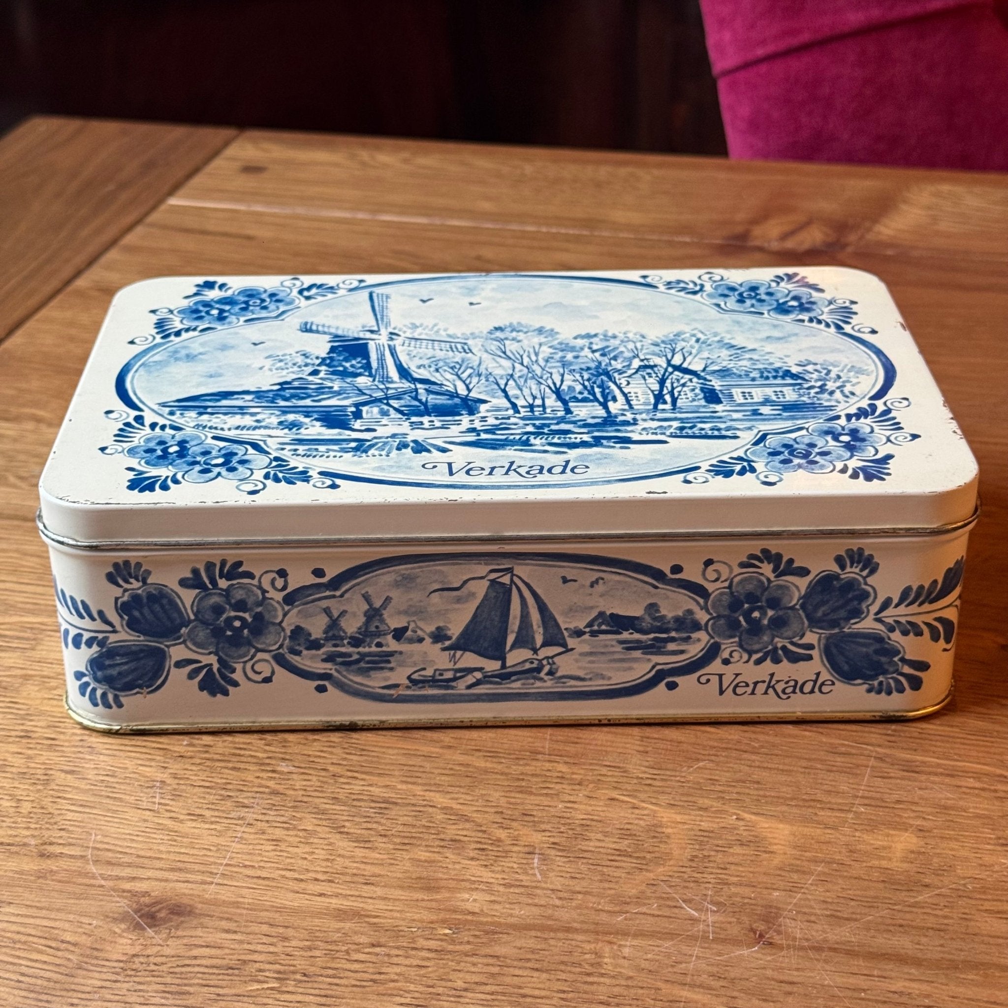 Vintage Verkade Blik - Delfts Blauw Decor - Molen & Zeilboot (Zaandam) - The Collectionist