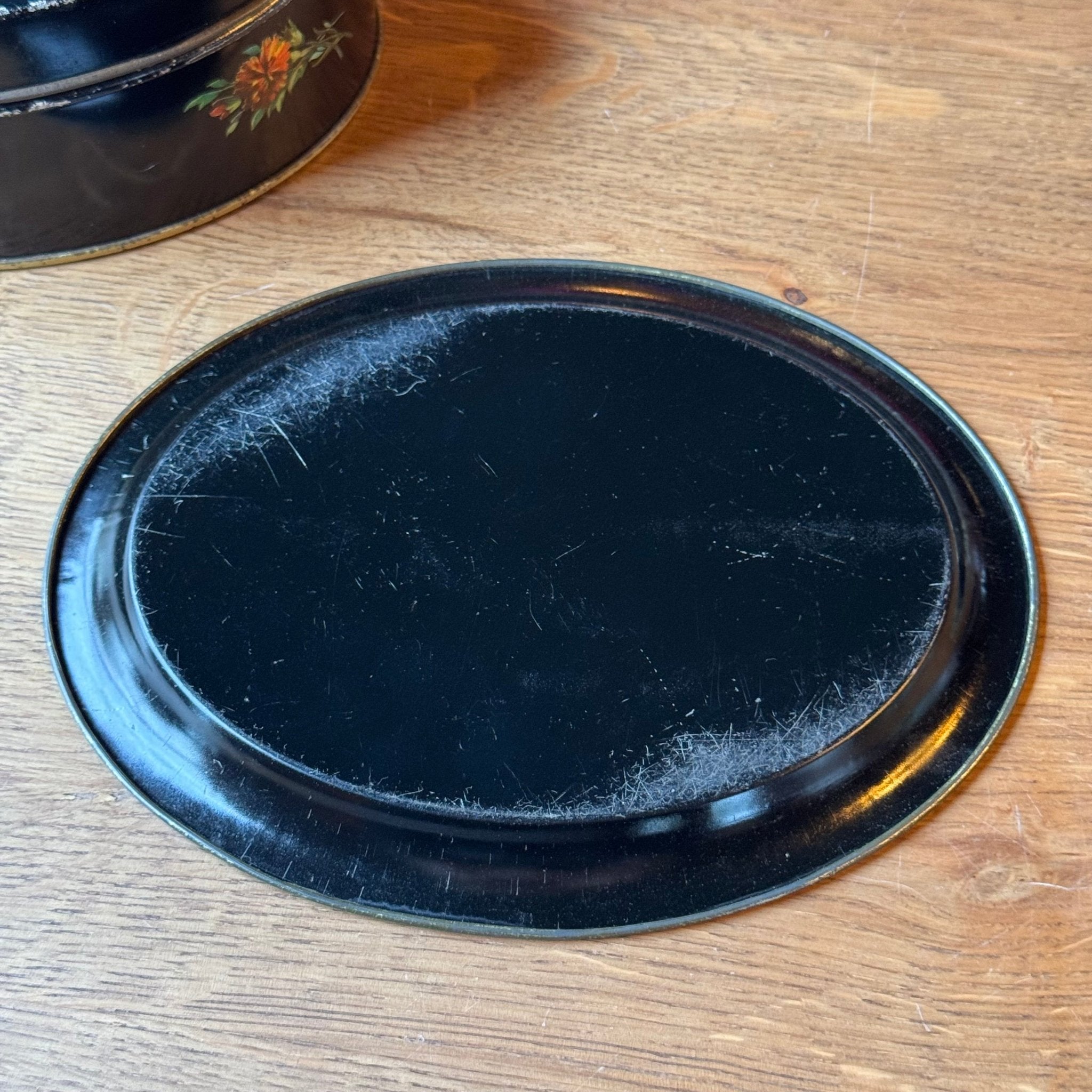 Vintage Zwart Brocante Blik met Presenteerschaal - Bloemenmotief & Goud (Jaren '50/'60) - The Collectionist
