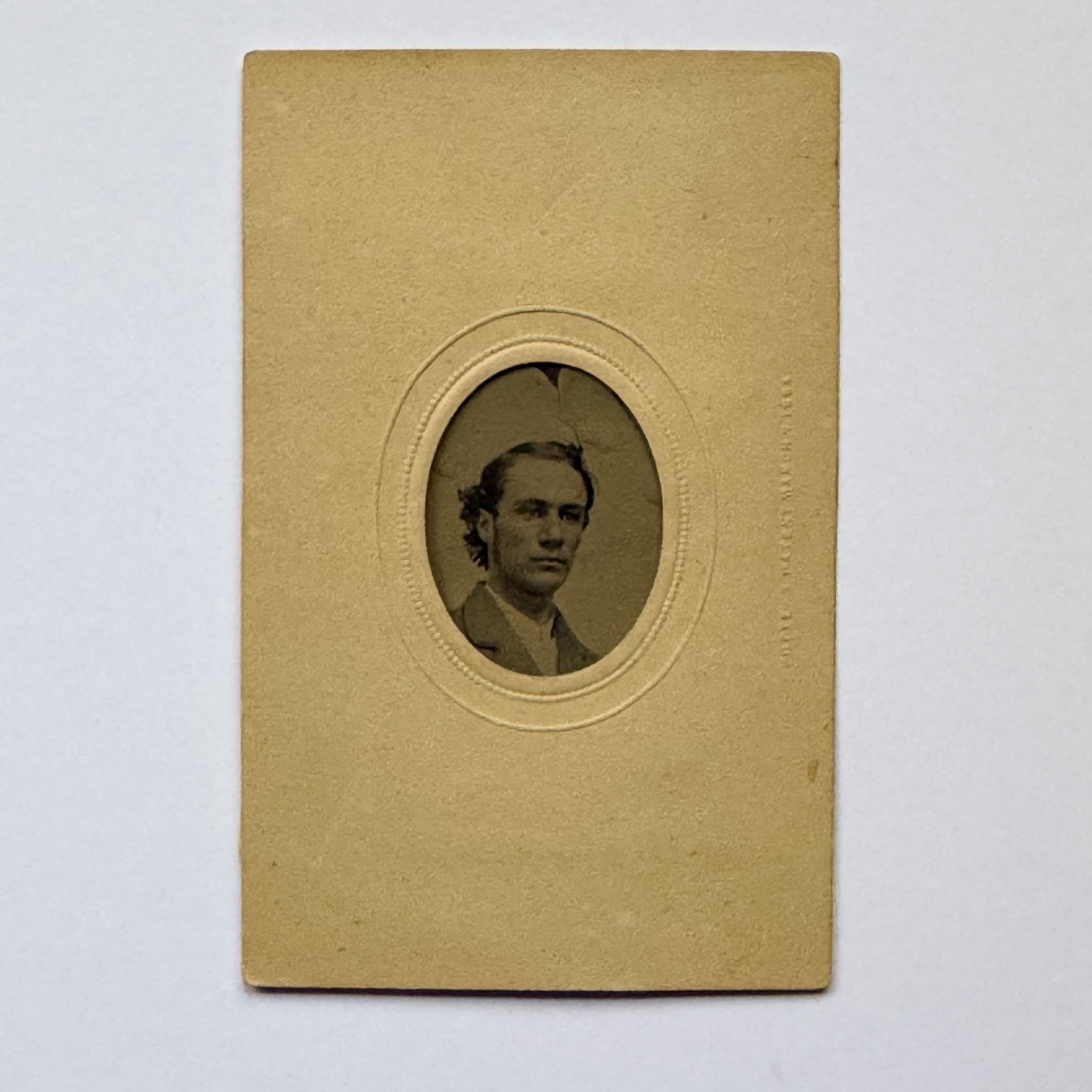 Vroeg portret van een man - tintype in kartonnen passe - partout (ca. 1860) - The Collectionist