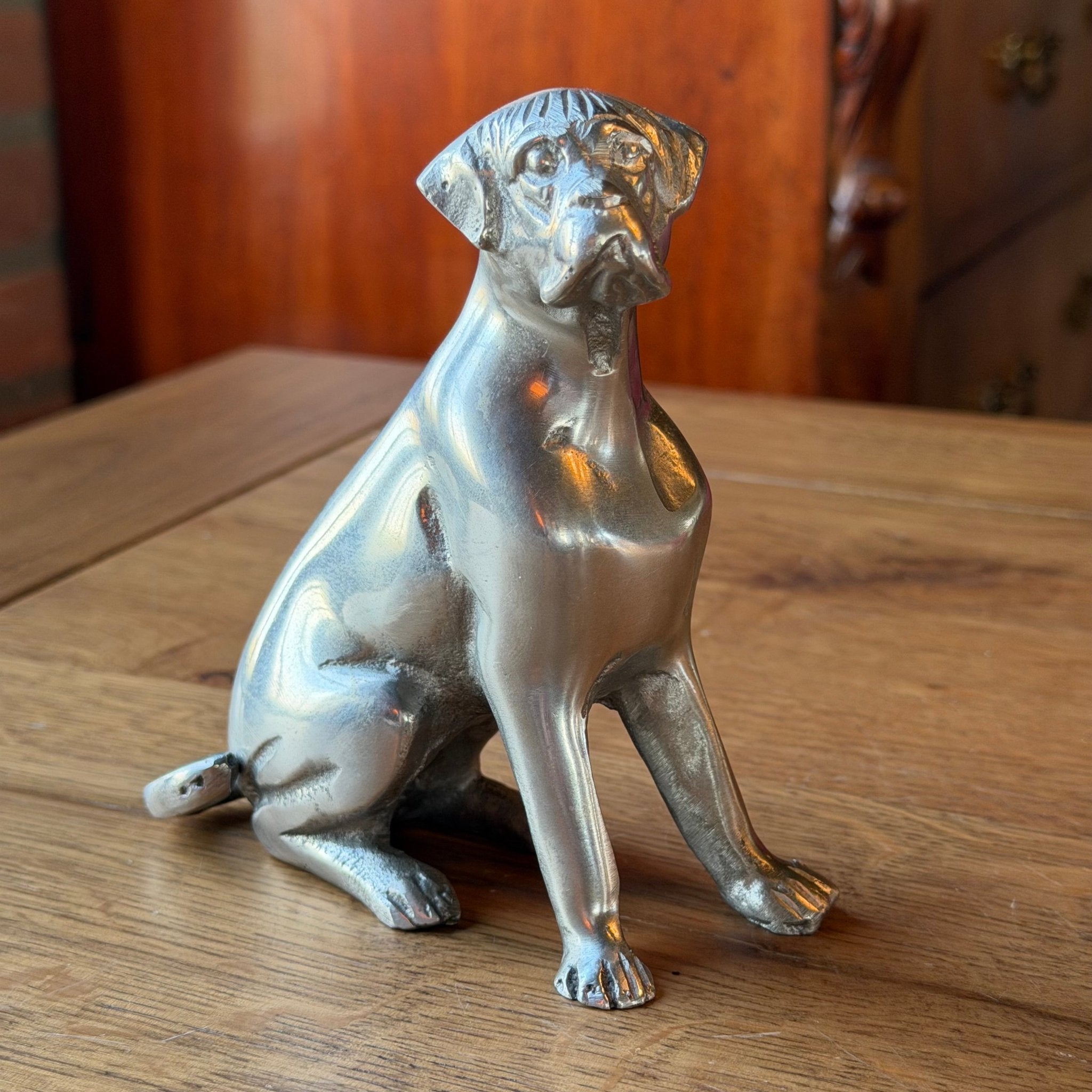 Zilverkleurige metalen hondensculptuur – boxer - achtig vintage beeld - The Collectionist