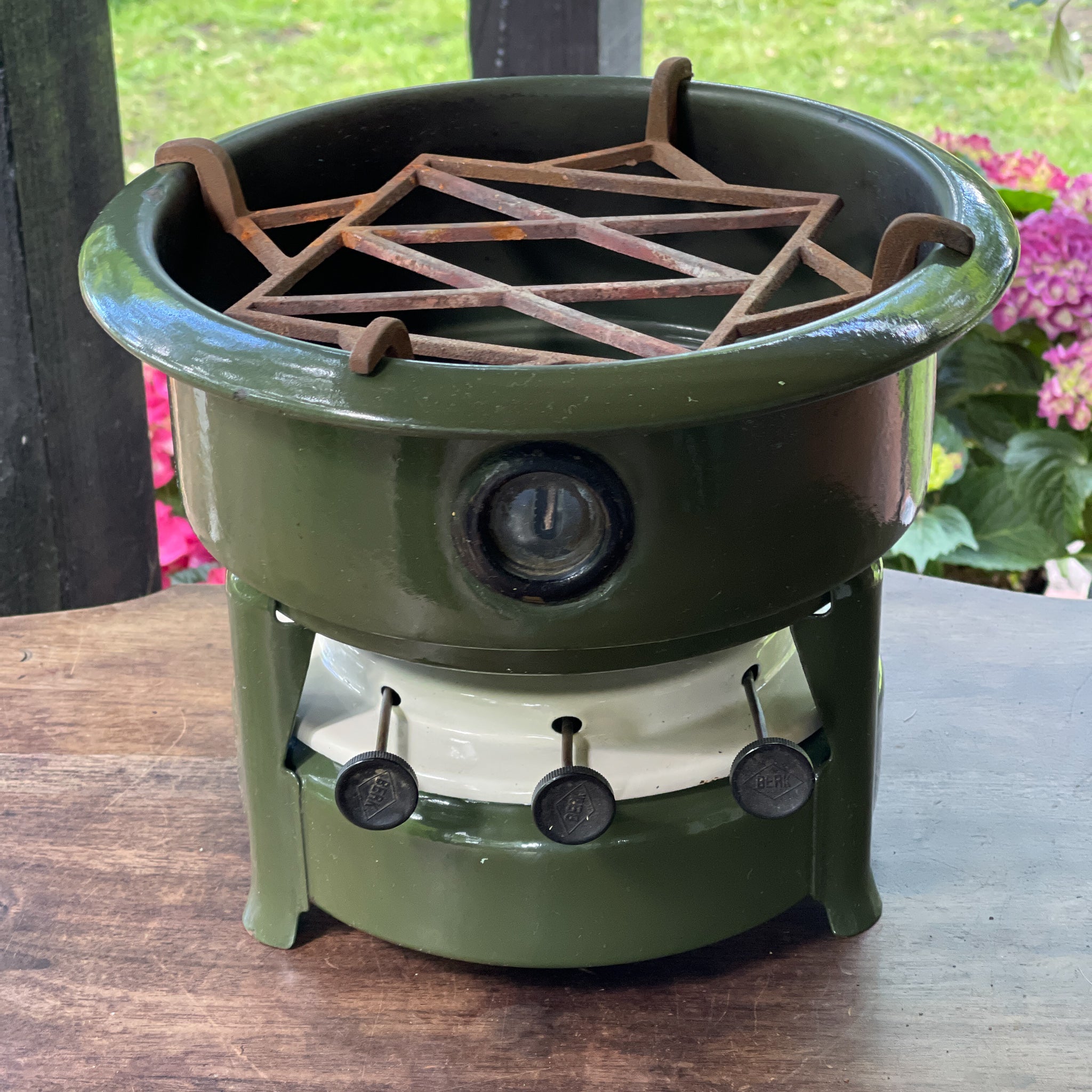 3 Pits Petroleumstel - The Collectionist