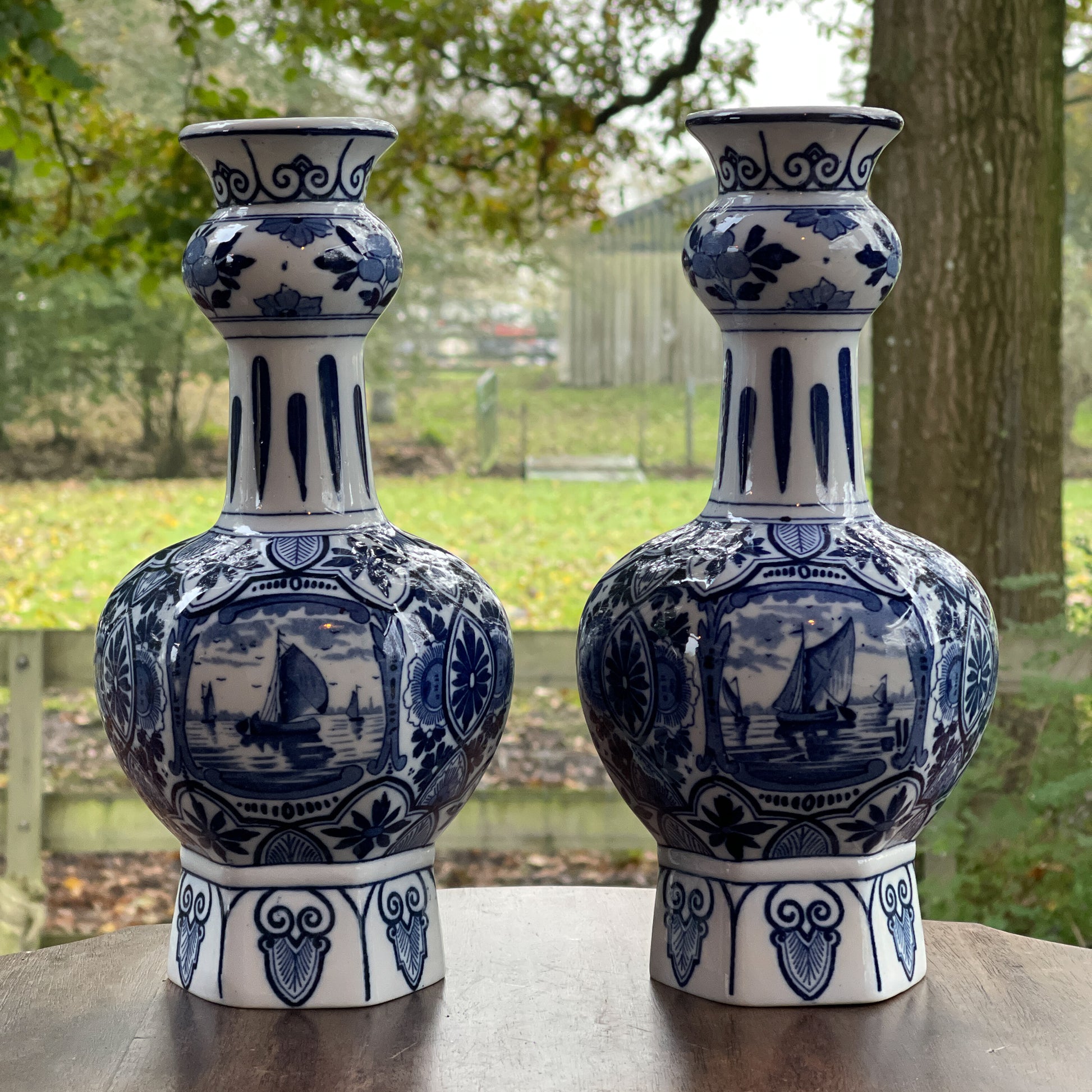 Twee Delfts Blauwe Knobbelvazen (1900) - Bamestra Curiosa