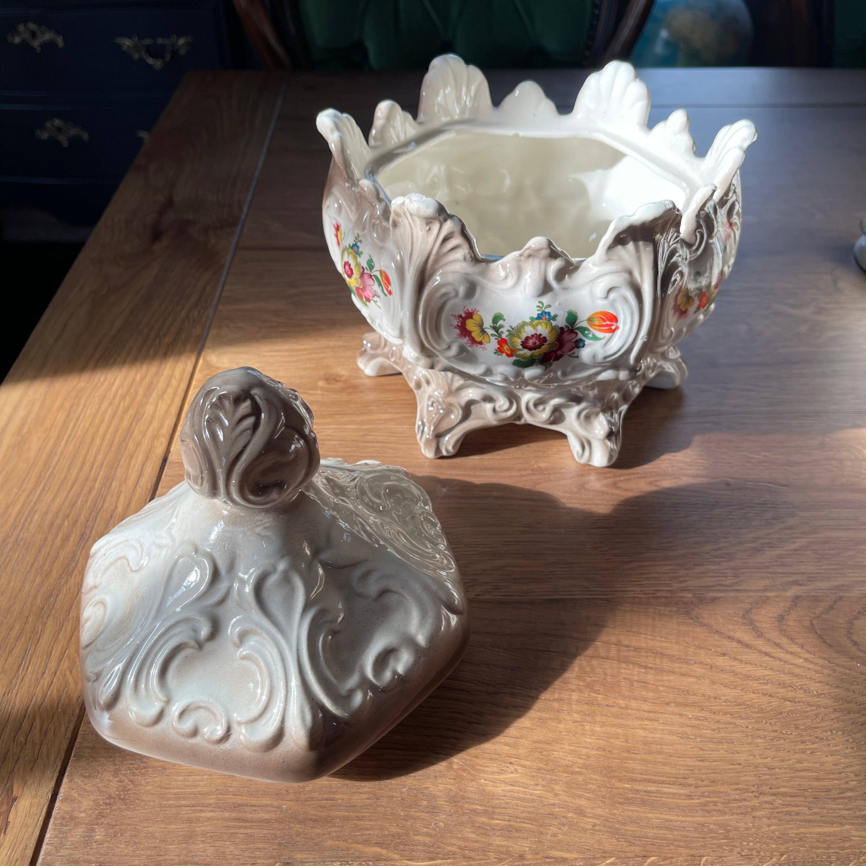 Aardewerk pot met deksel - Bamestra Curiosa