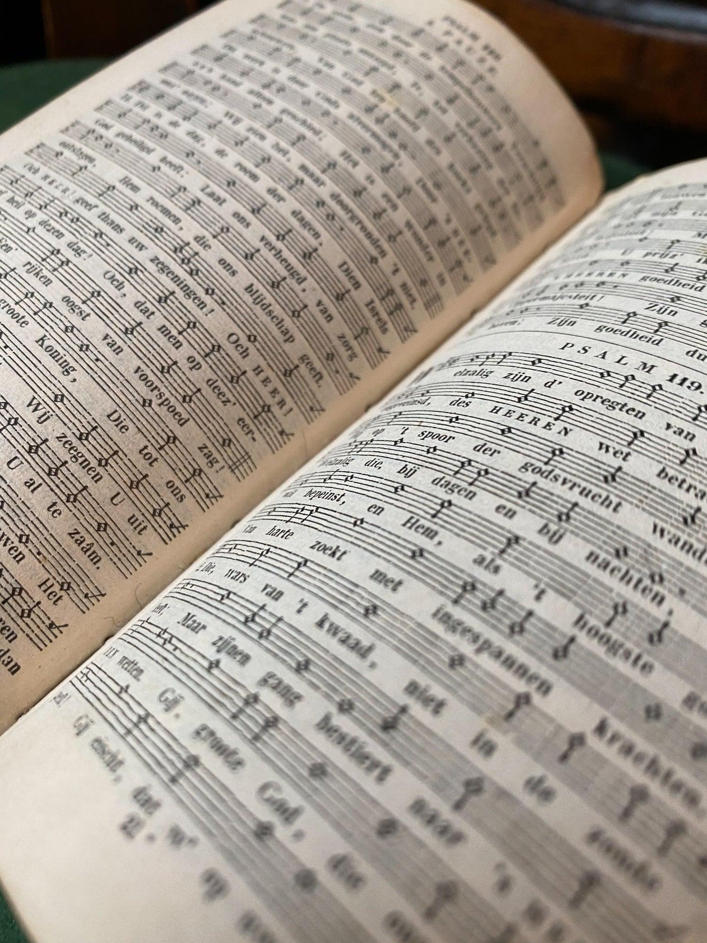 Antieke bijbel met leren kaft uit 1884 - Bamestra Curiosa