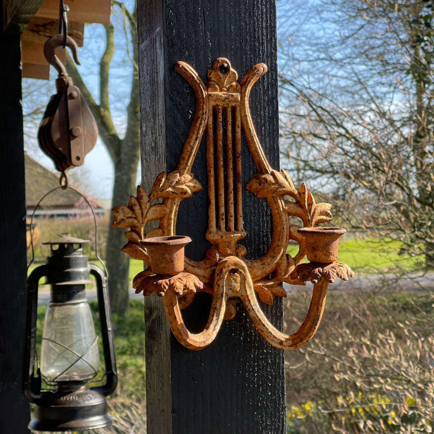 Dubbele Gietijzeren Wandkandelaar - Bamestra Curiosa