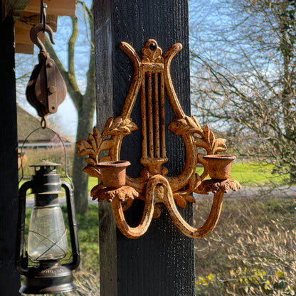 Dubbele Gietijzeren Wandkandelaar - Bamestra Curiosa