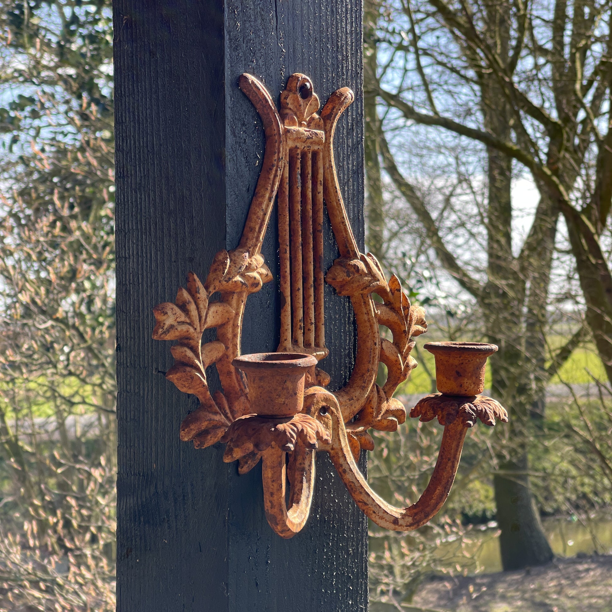 Dubbele Gietijzeren Wandkandelaar - Bamestra Curiosa