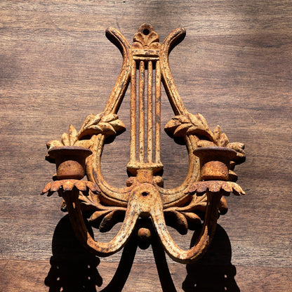 Dubbele Gietijzeren Wandkandelaar - Bamestra Curiosa