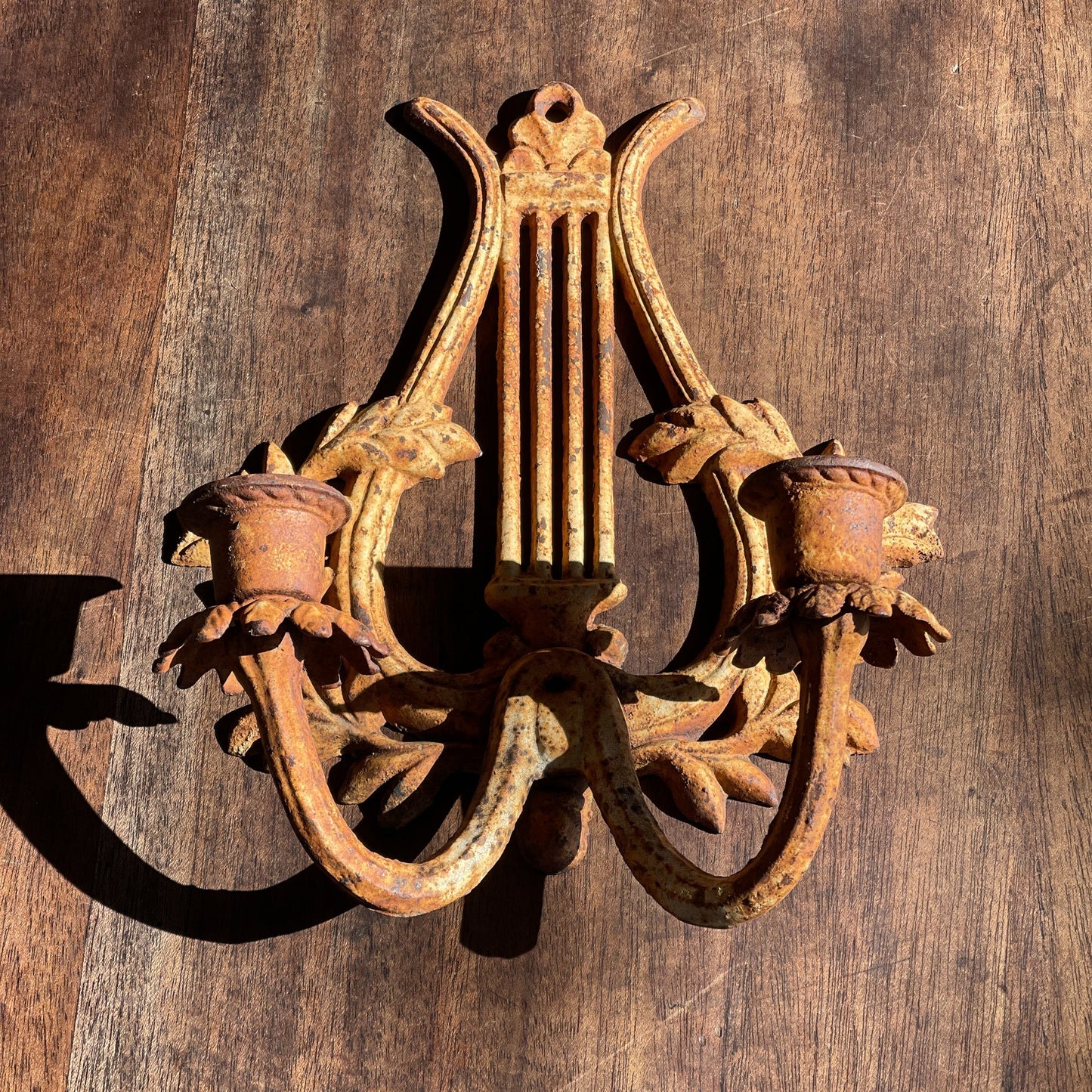 Dubbele Gietijzeren Wandkandelaar - Bamestra Curiosa