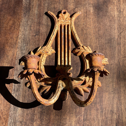 Dubbele Gietijzeren Wandkandelaar - Bamestra Curiosa