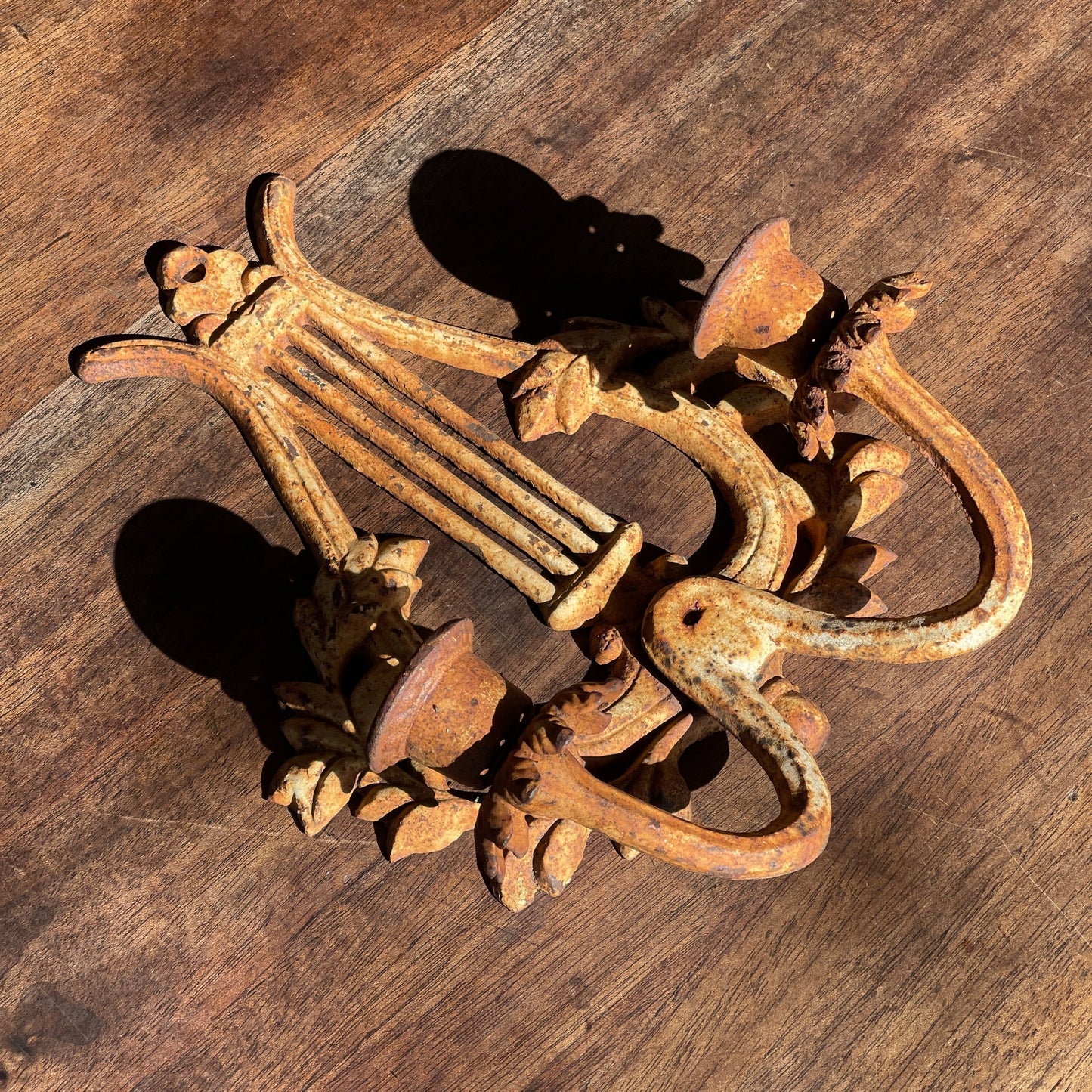 Dubbele Gietijzeren Wandkandelaar - Bamestra Curiosa