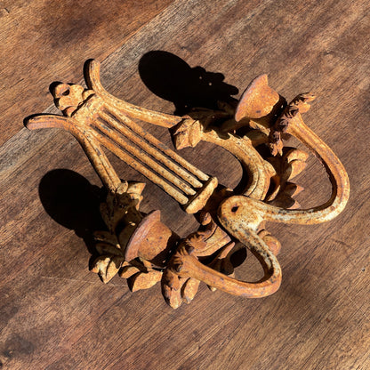 Dubbele Gietijzeren Wandkandelaar - Bamestra Curiosa