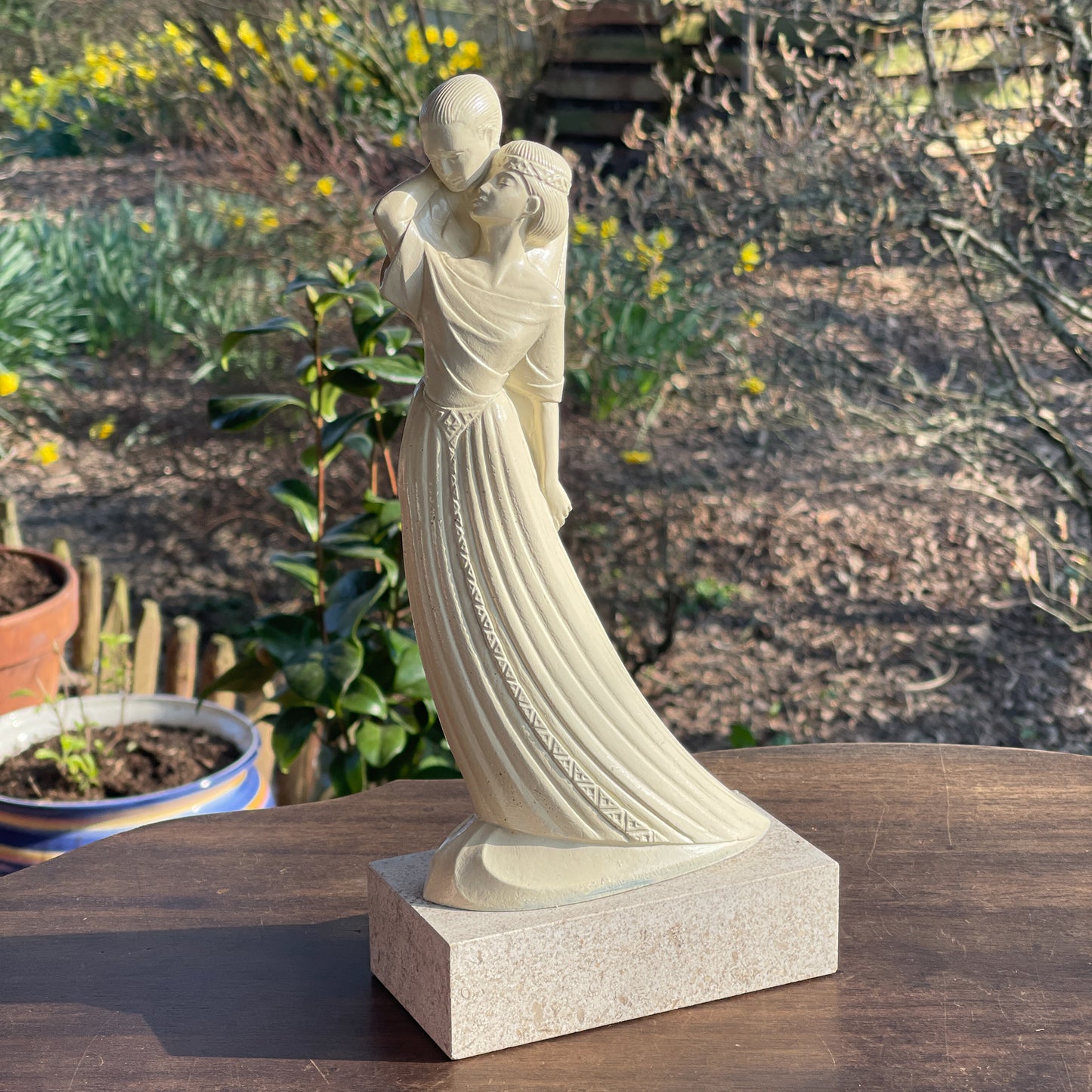 Beeldje van amoureus paar door Ed van Rosmalen - Bamestra Curiosa