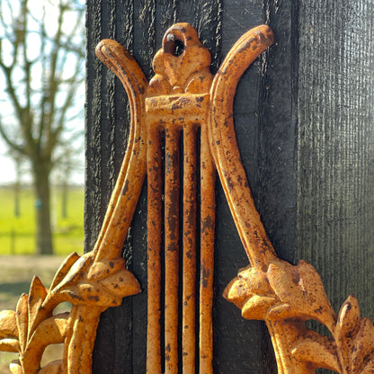 Dubbele Gietijzeren Wandkandelaar - Bamestra Curiosa