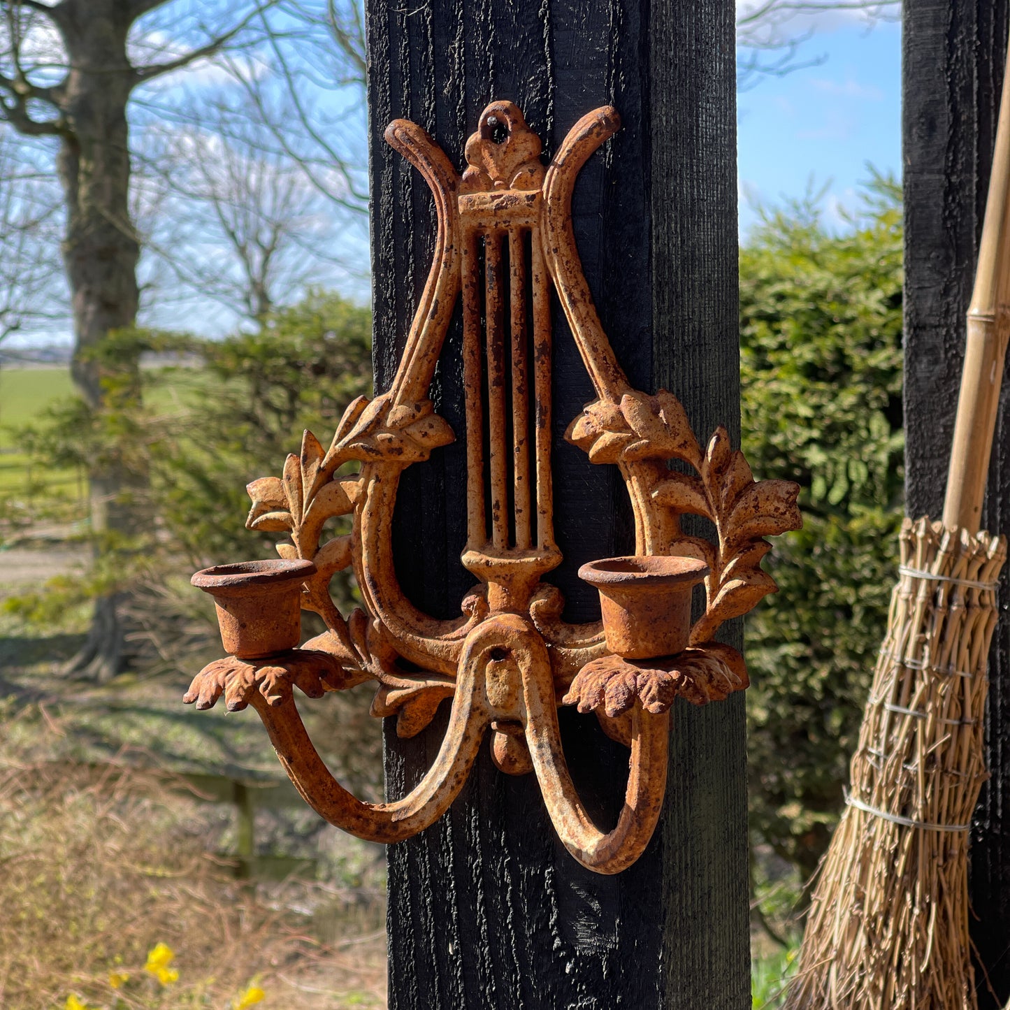 Dubbele Gietijzeren Wandkandelaar - Bamestra Curiosa