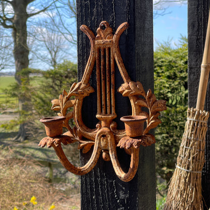 Dubbele Gietijzeren Wandkandelaar - Bamestra Curiosa