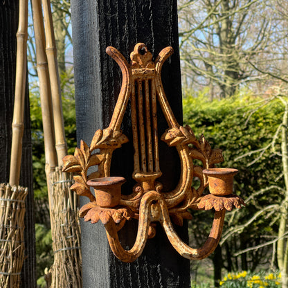 Dubbele Gietijzeren Wandkandelaar - Bamestra Curiosa