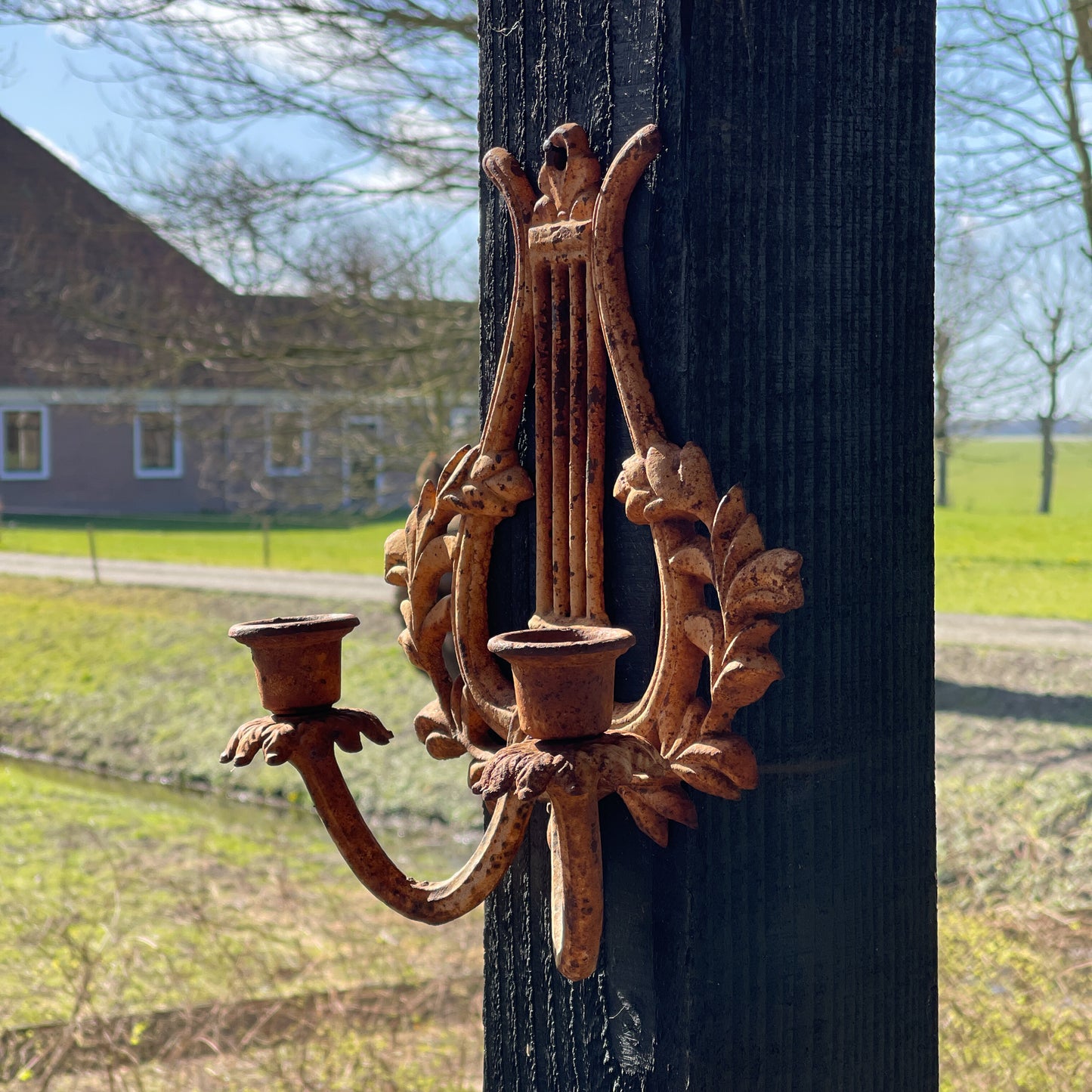 Dubbele Gietijzeren Wandkandelaar - Bamestra Curiosa