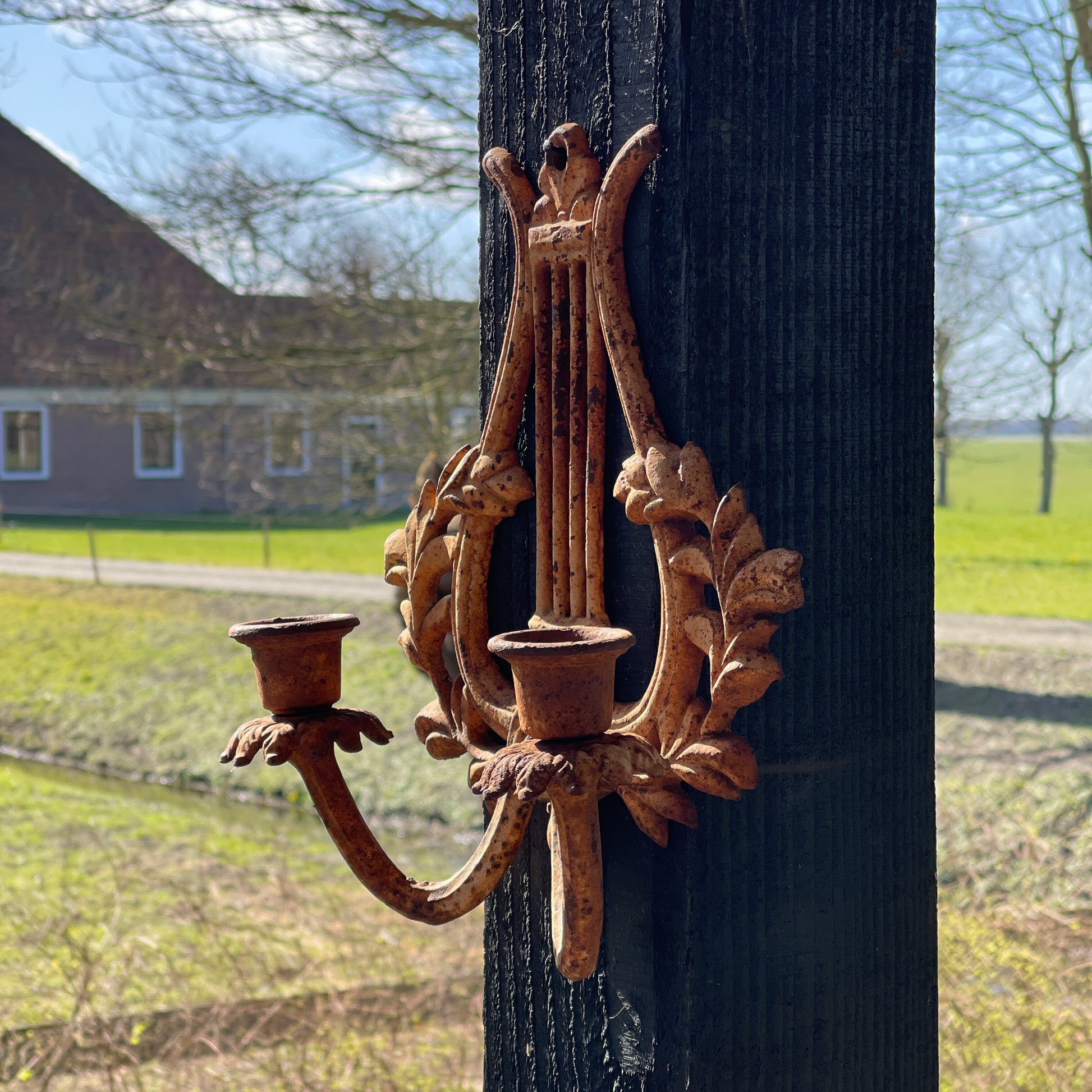 Dubbele Gietijzeren Wandkandelaar - Bamestra Curiosa