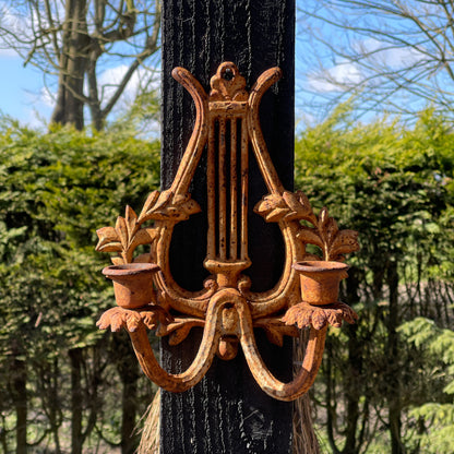 Dubbele Gietijzeren Wandkandelaar - Bamestra Curiosa