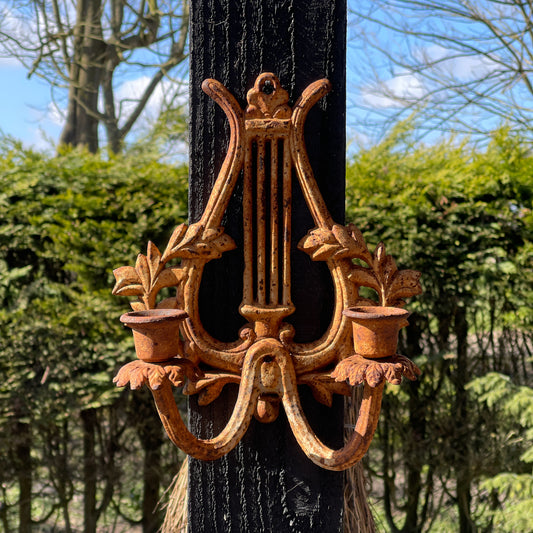 Dubbele Gietijzeren Wandkandelaar - Bamestra Curiosa