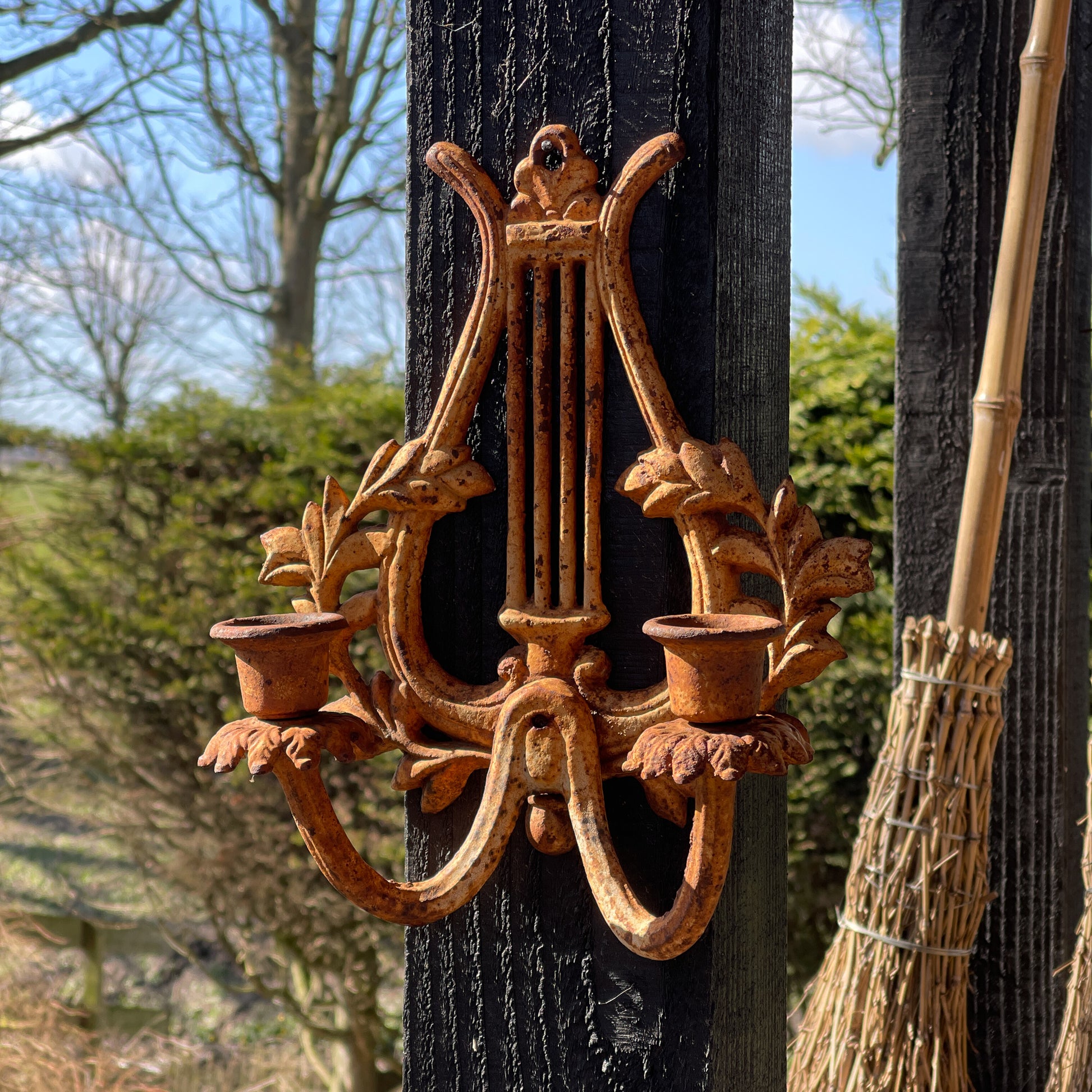 Dubbele Gietijzeren Wandkandelaar - Bamestra Curiosa