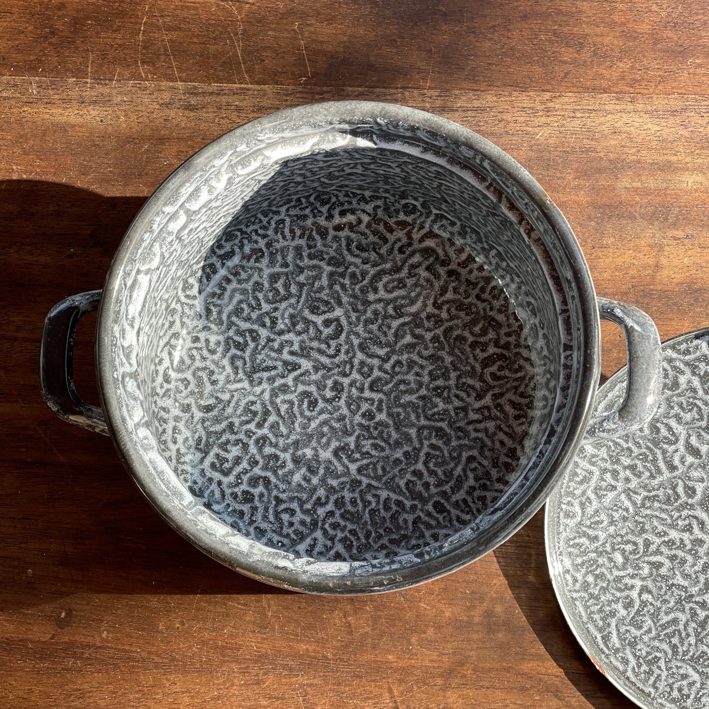 Grijs gewolkt emaille pan met deksel - Bamestra Curiosa