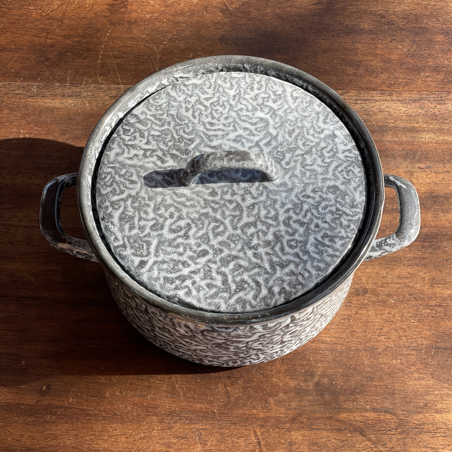 Grijs gewolkt emaille pan met deksel - Bamestra Curiosa