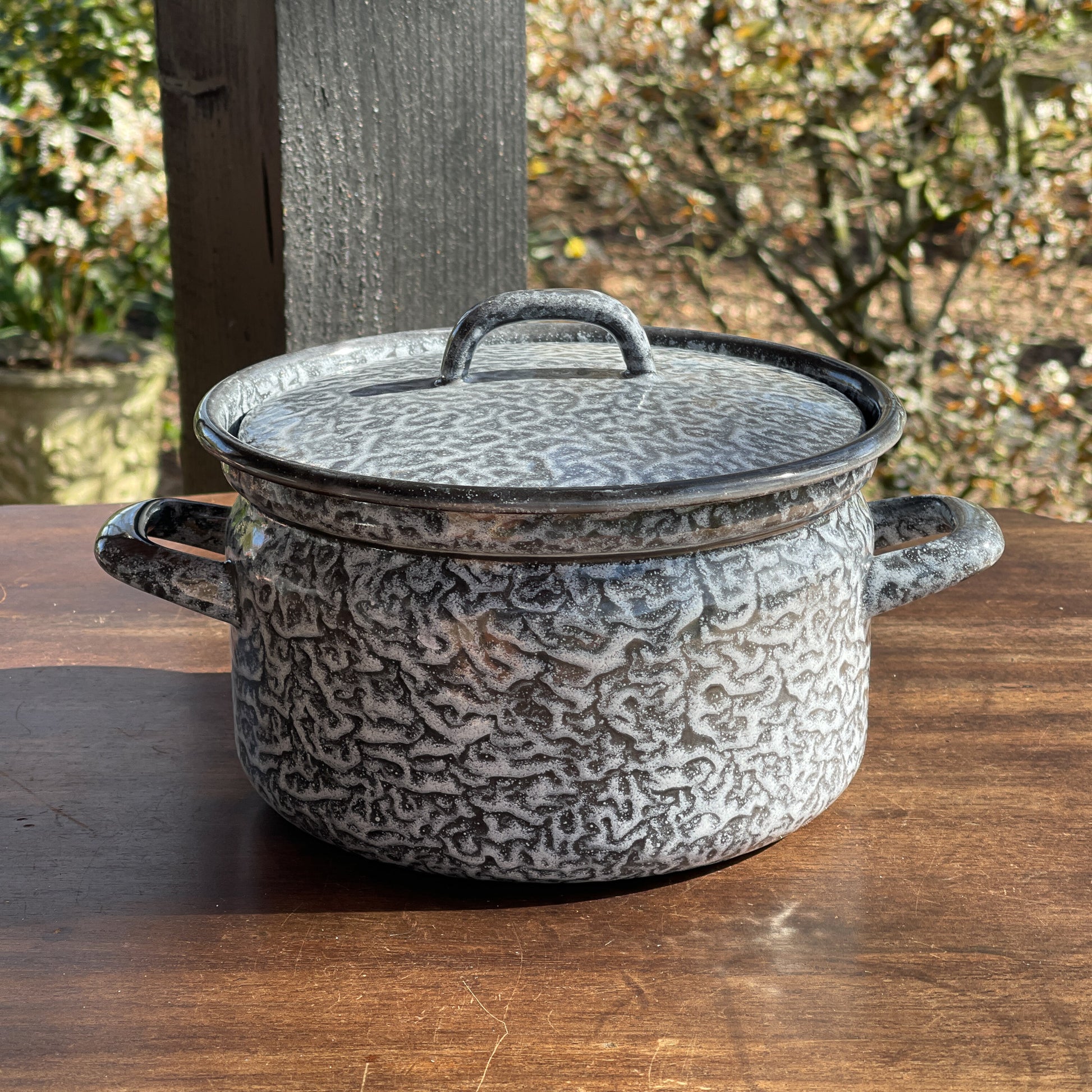 Grijs gewolkt emaille pan met deksel - Bamestra Curiosa