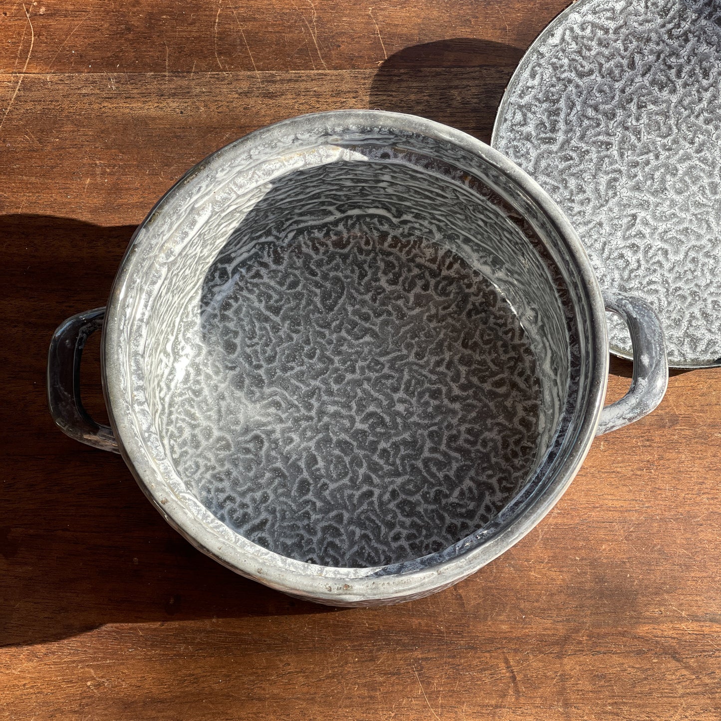 Grijs gewolkt emaille pan met deksel - Bamestra Curiosa