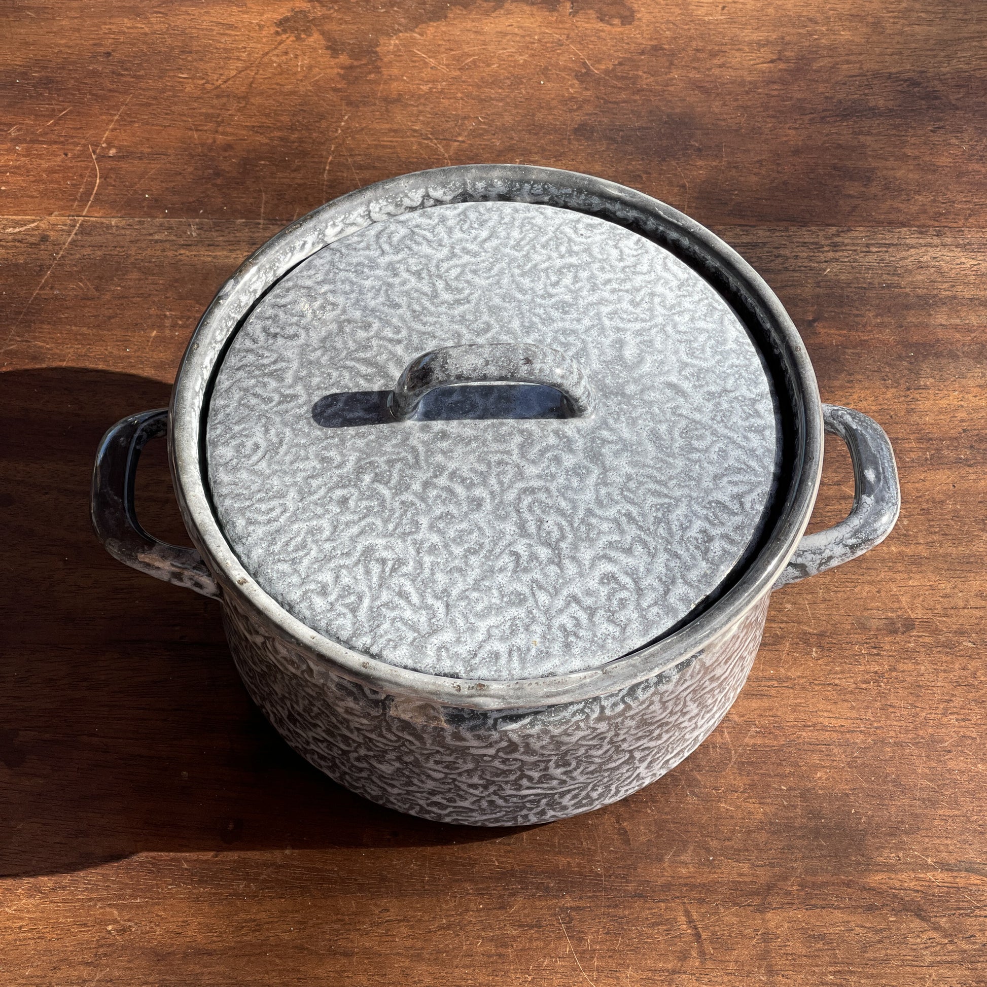 Grijs gewolkt emaille pan met deksel - Bamestra Curiosa