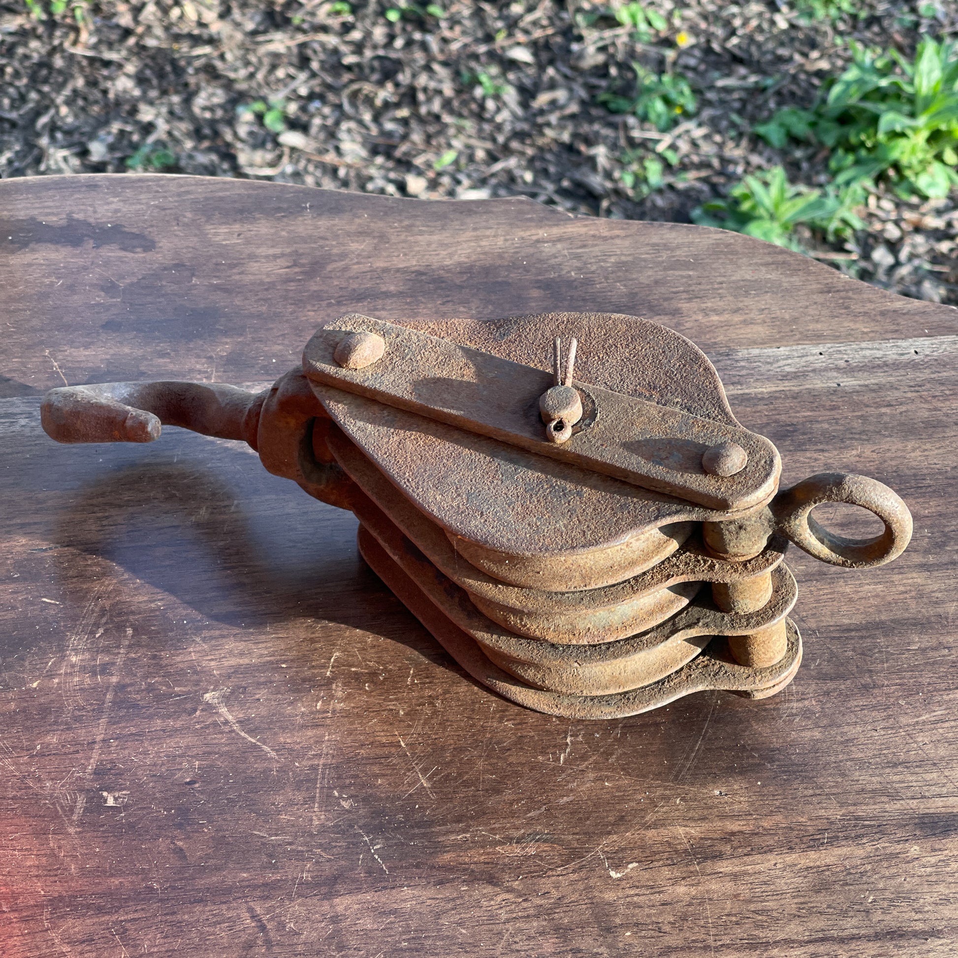 Antieke zware katrol met drie wielen - Bamestra Curiosa