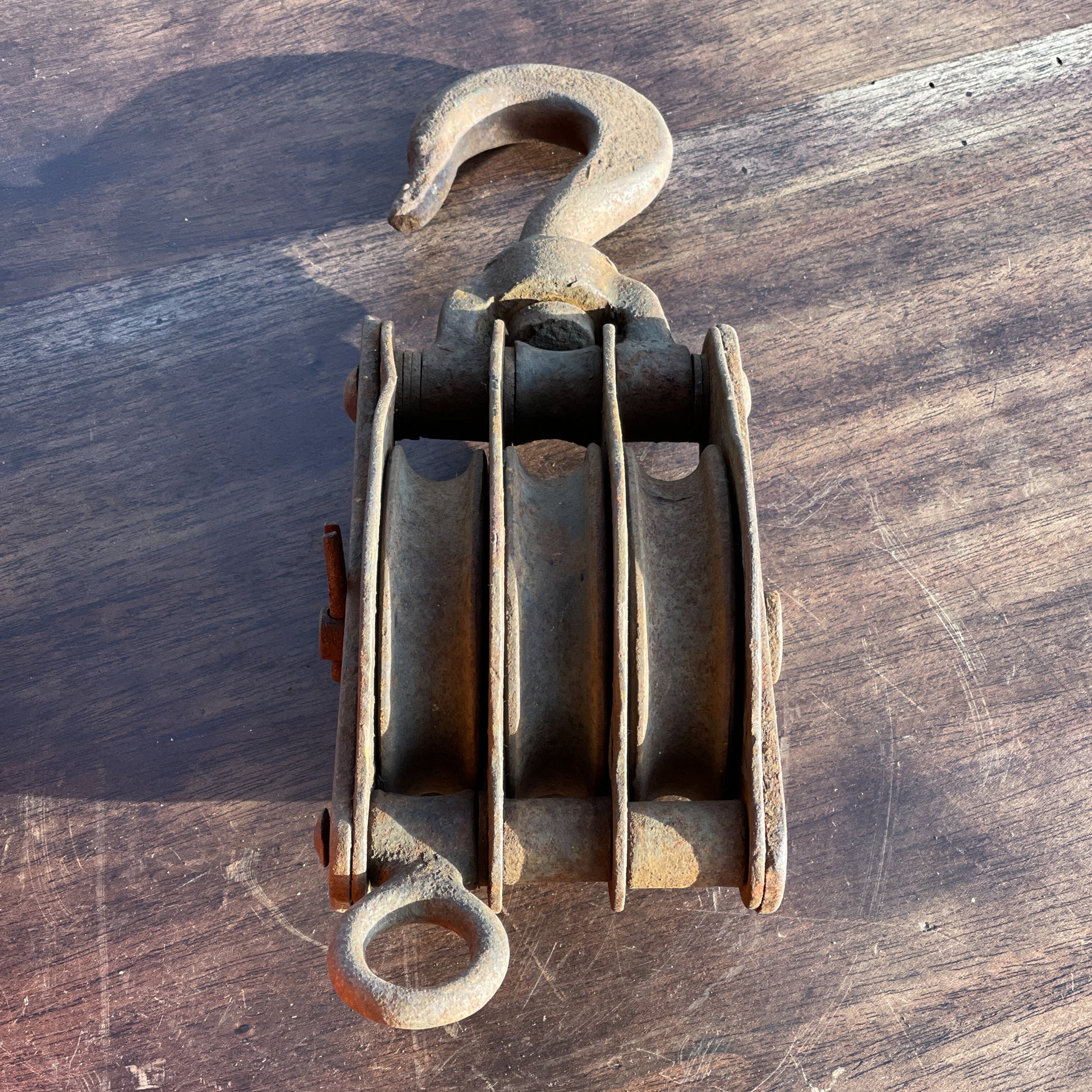 Antieke zware katrol met drie wielen - Bamestra Curiosa