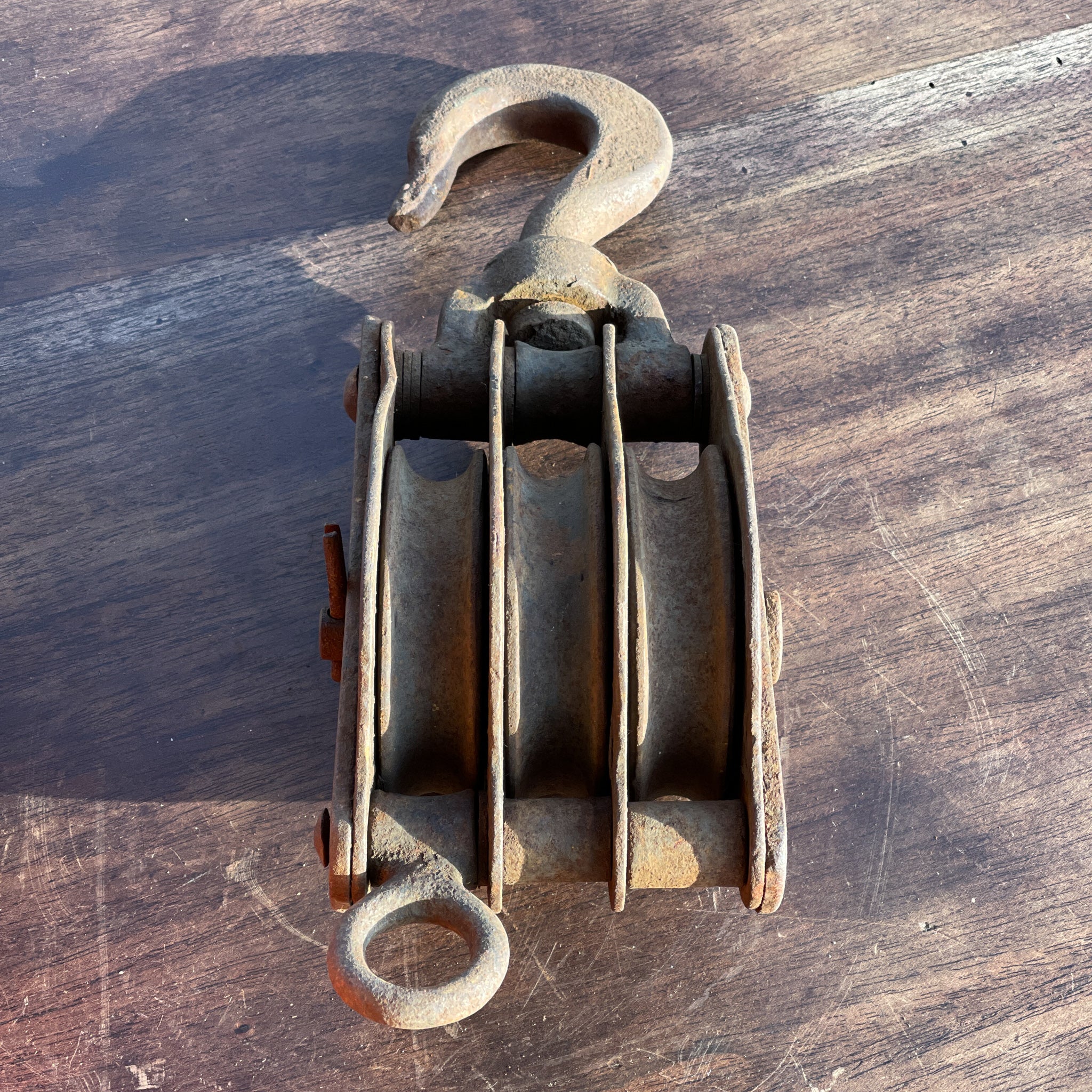 Antieke zware katrol met drie wielen - Bamestra Curiosa