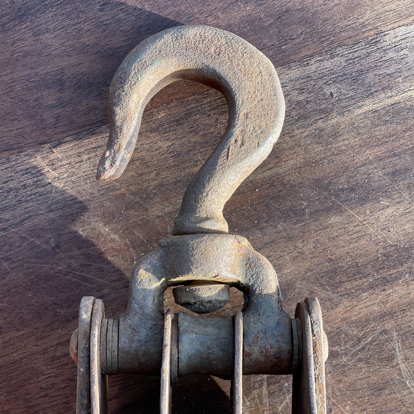 Antieke zware katrol met drie wielen - Bamestra Curiosa