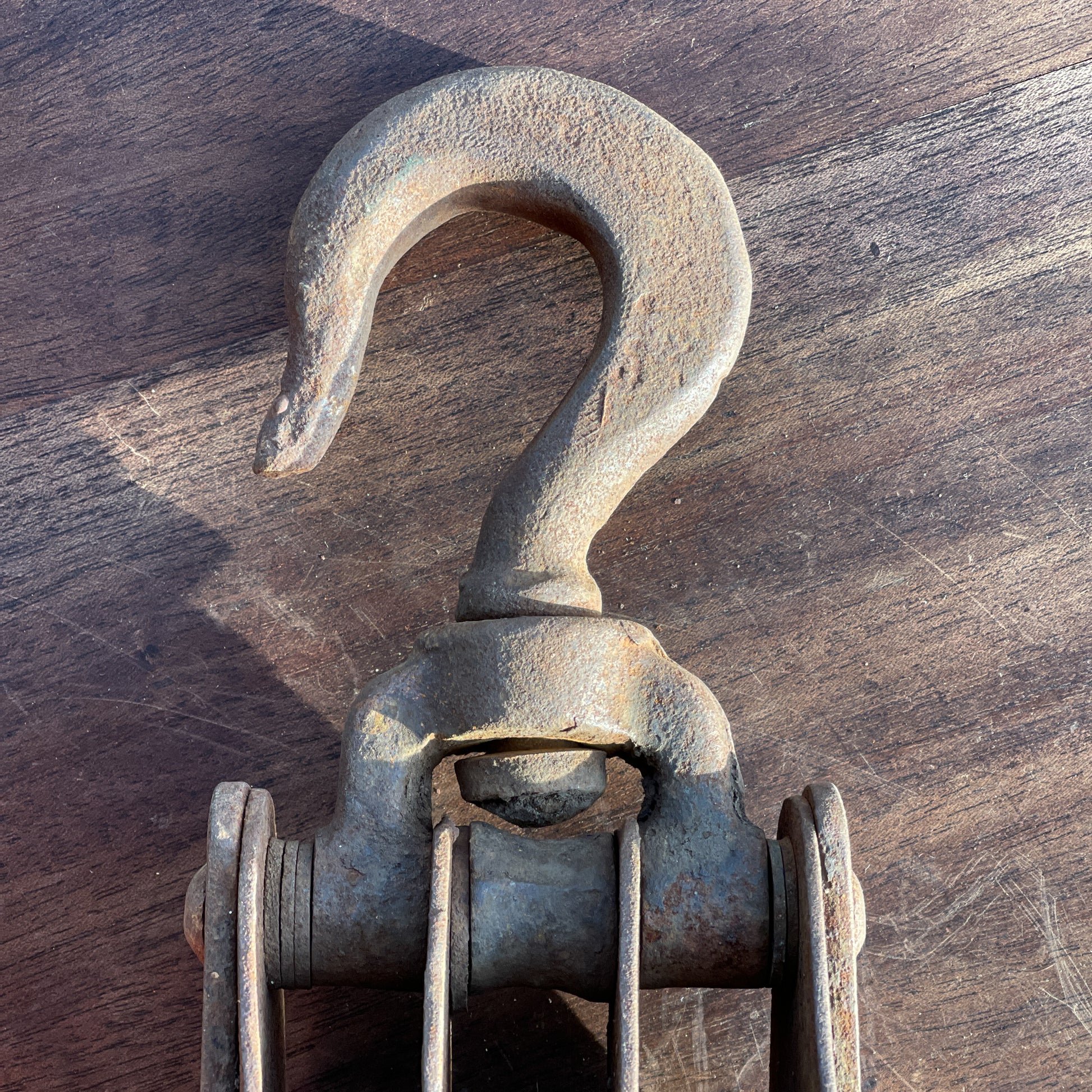 Antieke zware katrol met drie wielen - Bamestra Curiosa