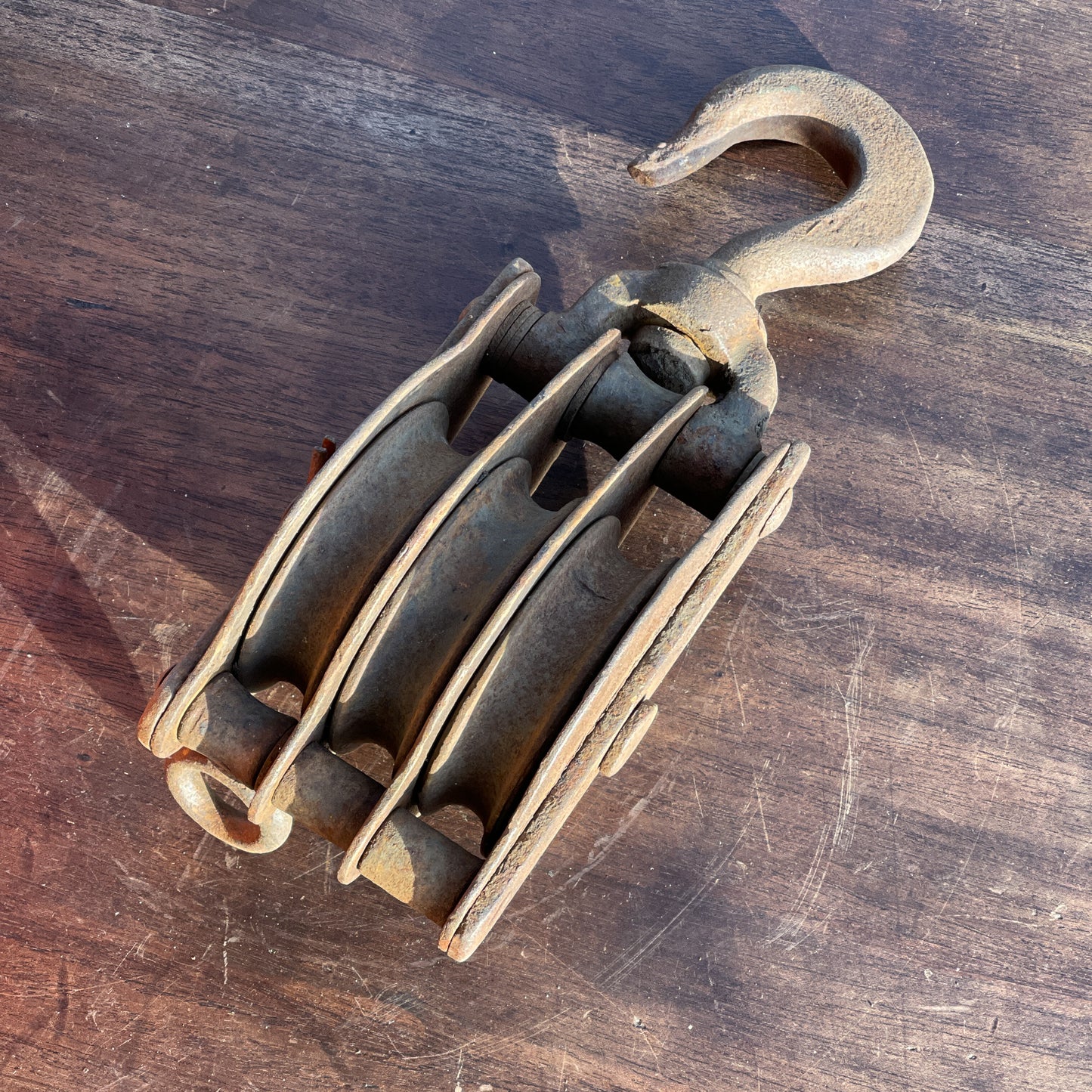 Antieke zware katrol met drie wielen - Bamestra Curiosa