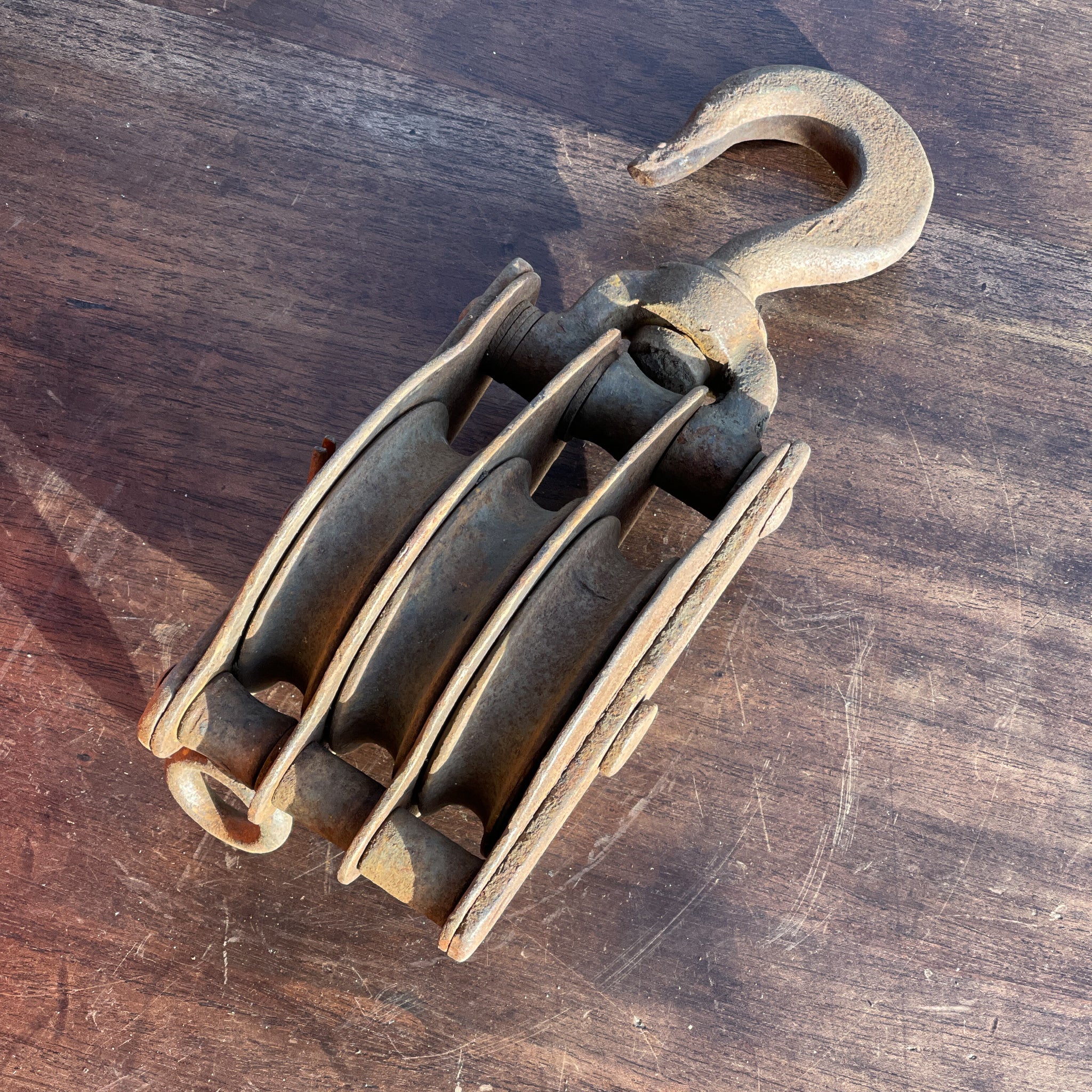 Antieke zware katrol met drie wielen - Bamestra Curiosa