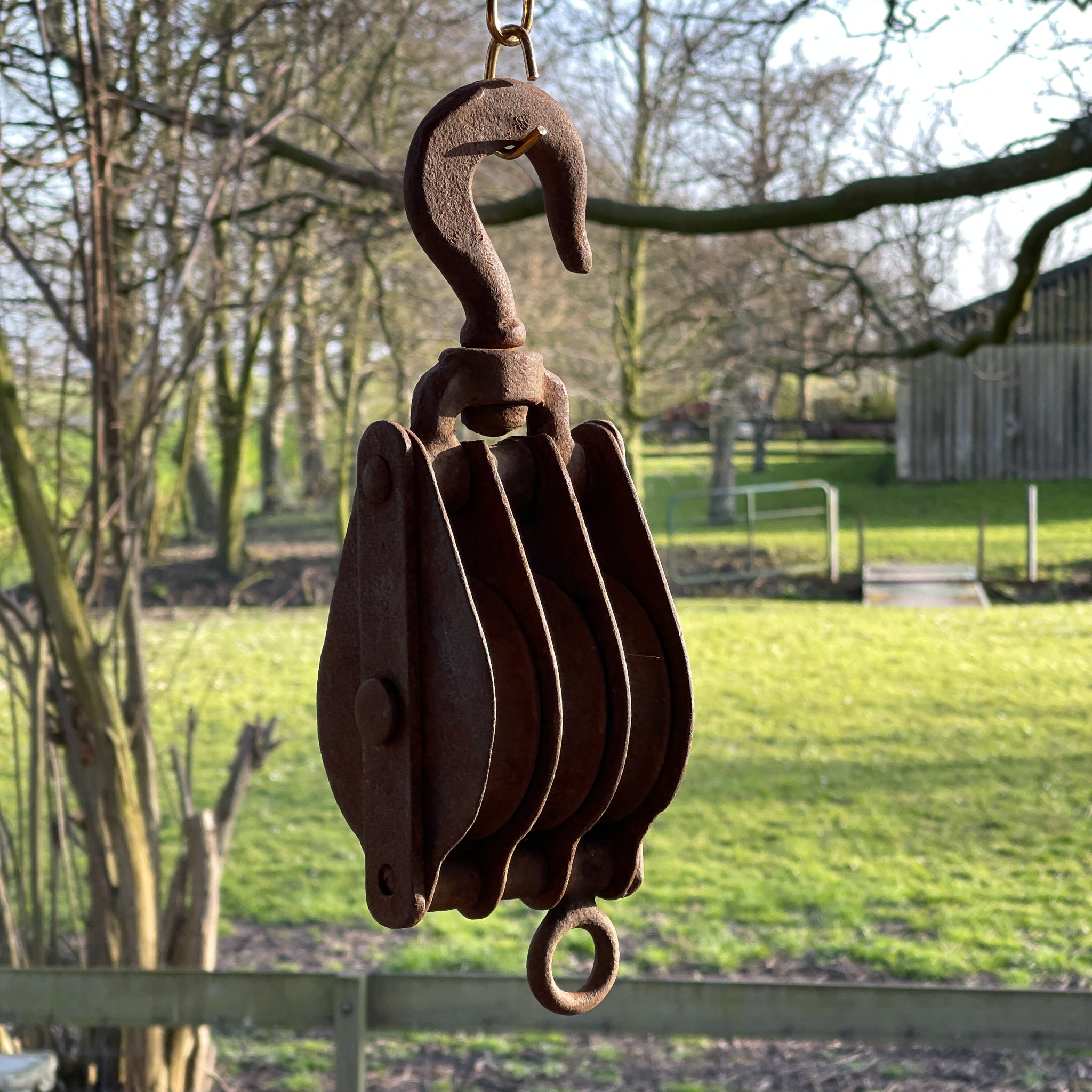 Antieke zware katrol met drie wielen - Bamestra Curiosa