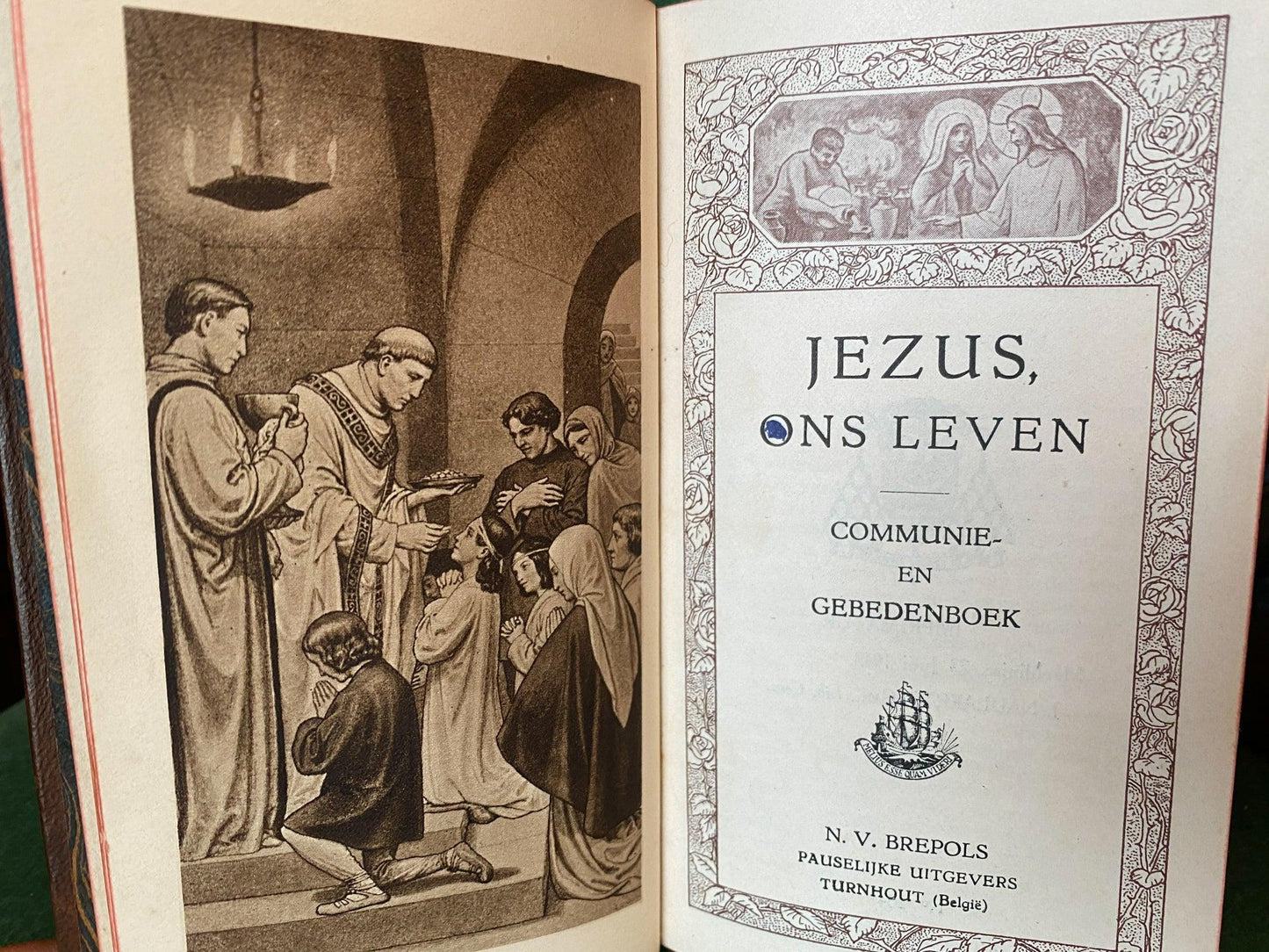 Communie en gebedenboek met leren kaft 1948 - Bamestra Curiosa