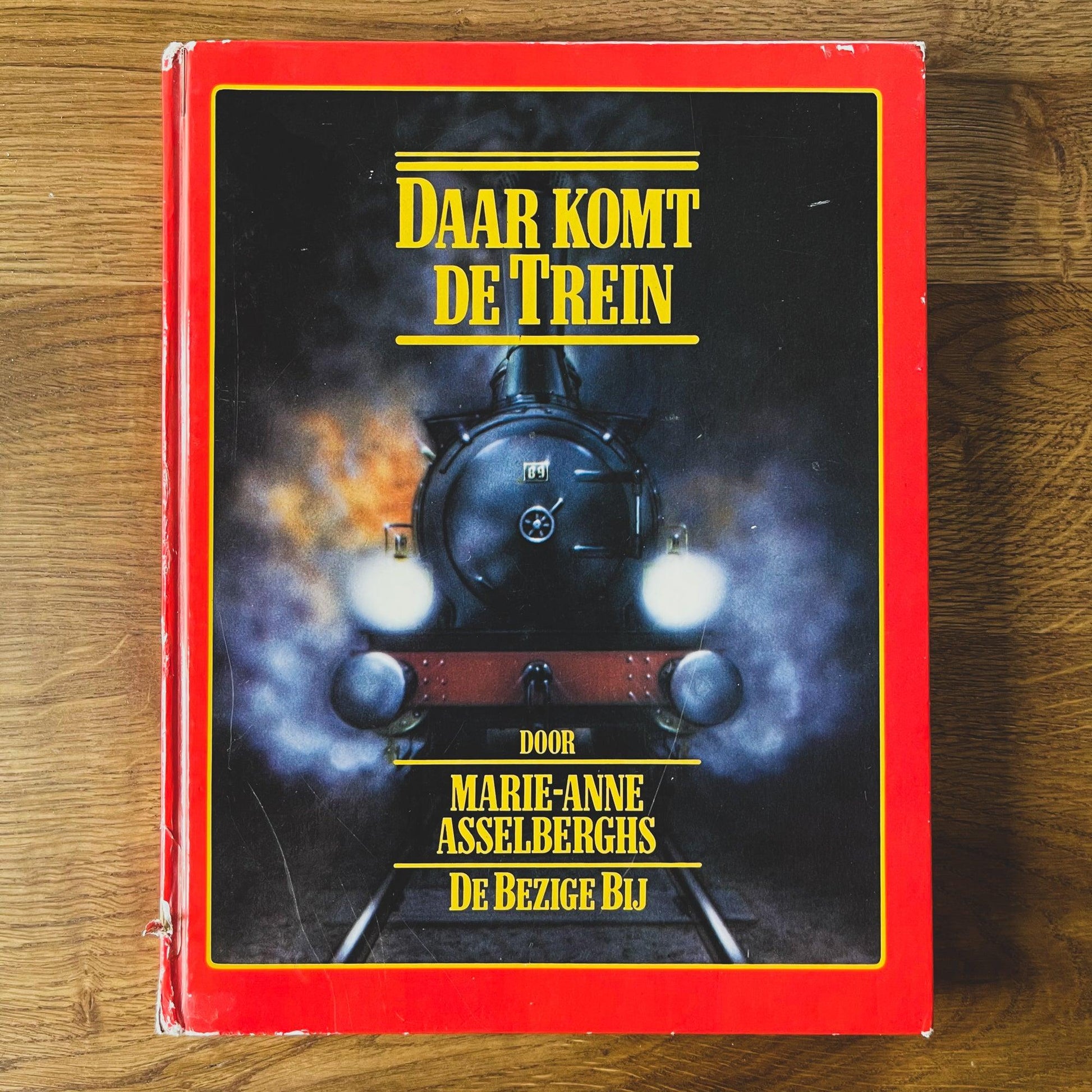 Daar komt de trein! - Bamestra Curiosa