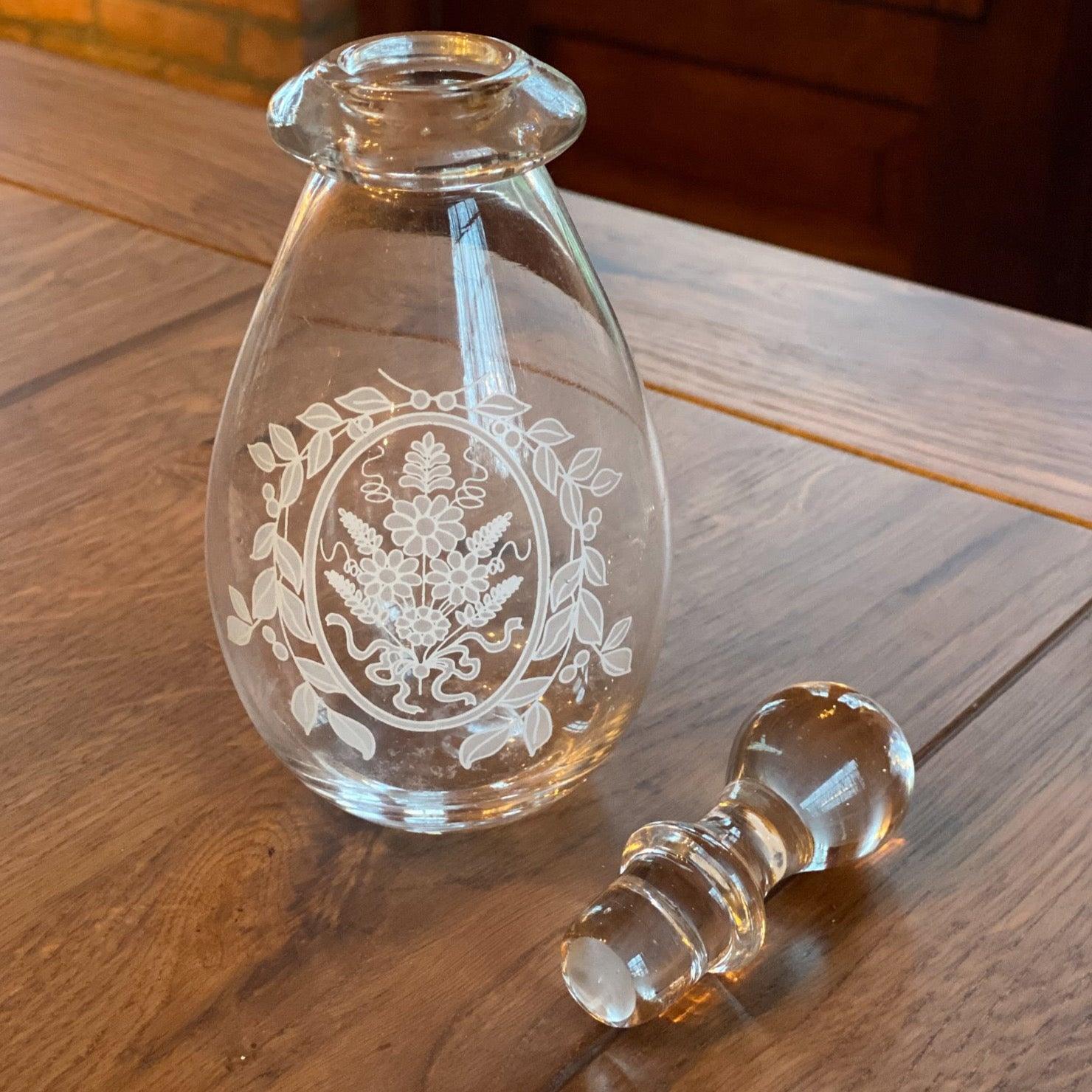 Karafje met ingegraveerde bloemen - Bamestra Curiosa